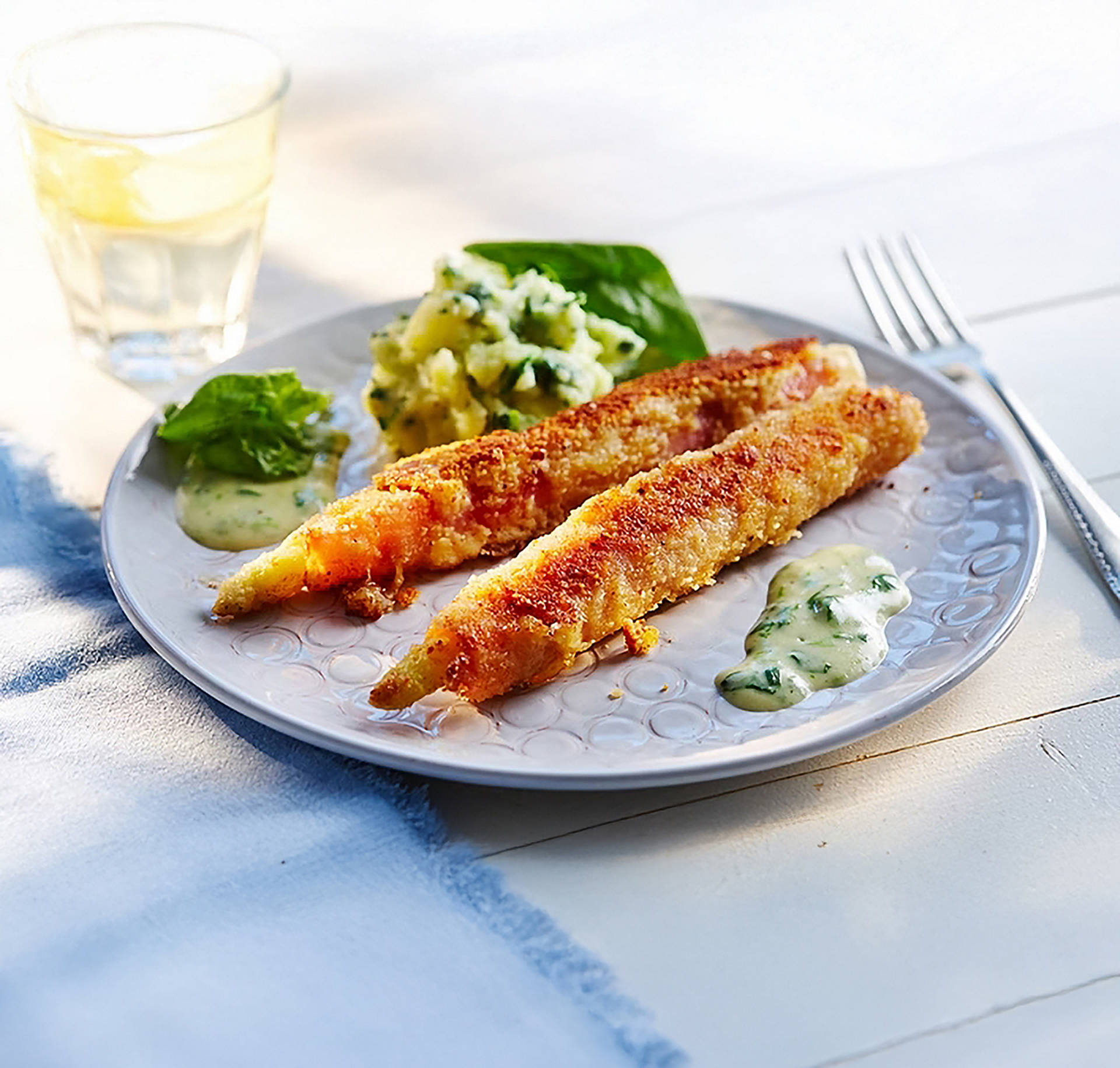 Panierter Spargel mit Käse-Schinken-Füllung und Spinat-Kartoffelstampf