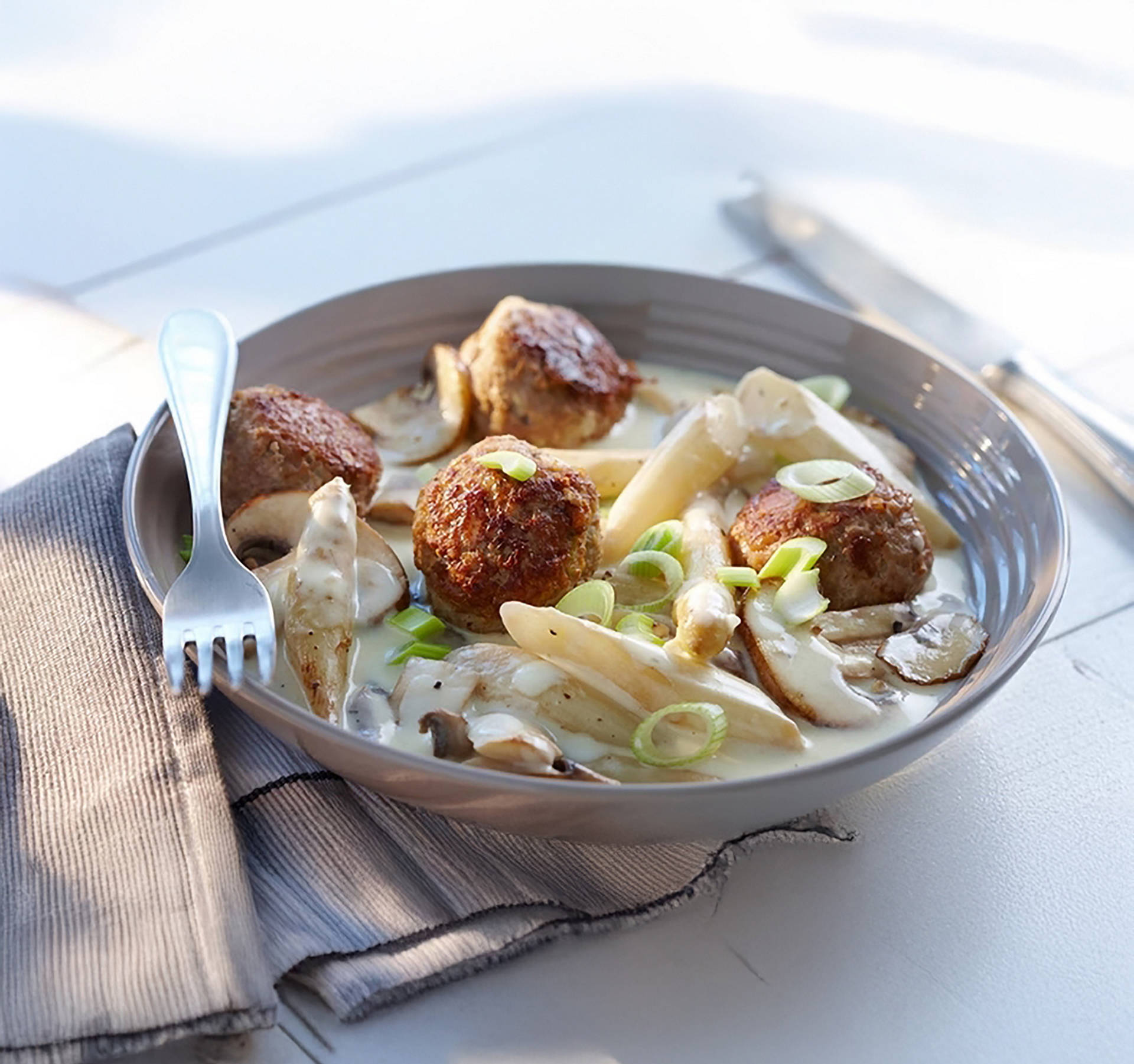Serviervorschlag: Spargel-Pilz-Pfanne mit Hackbällchen