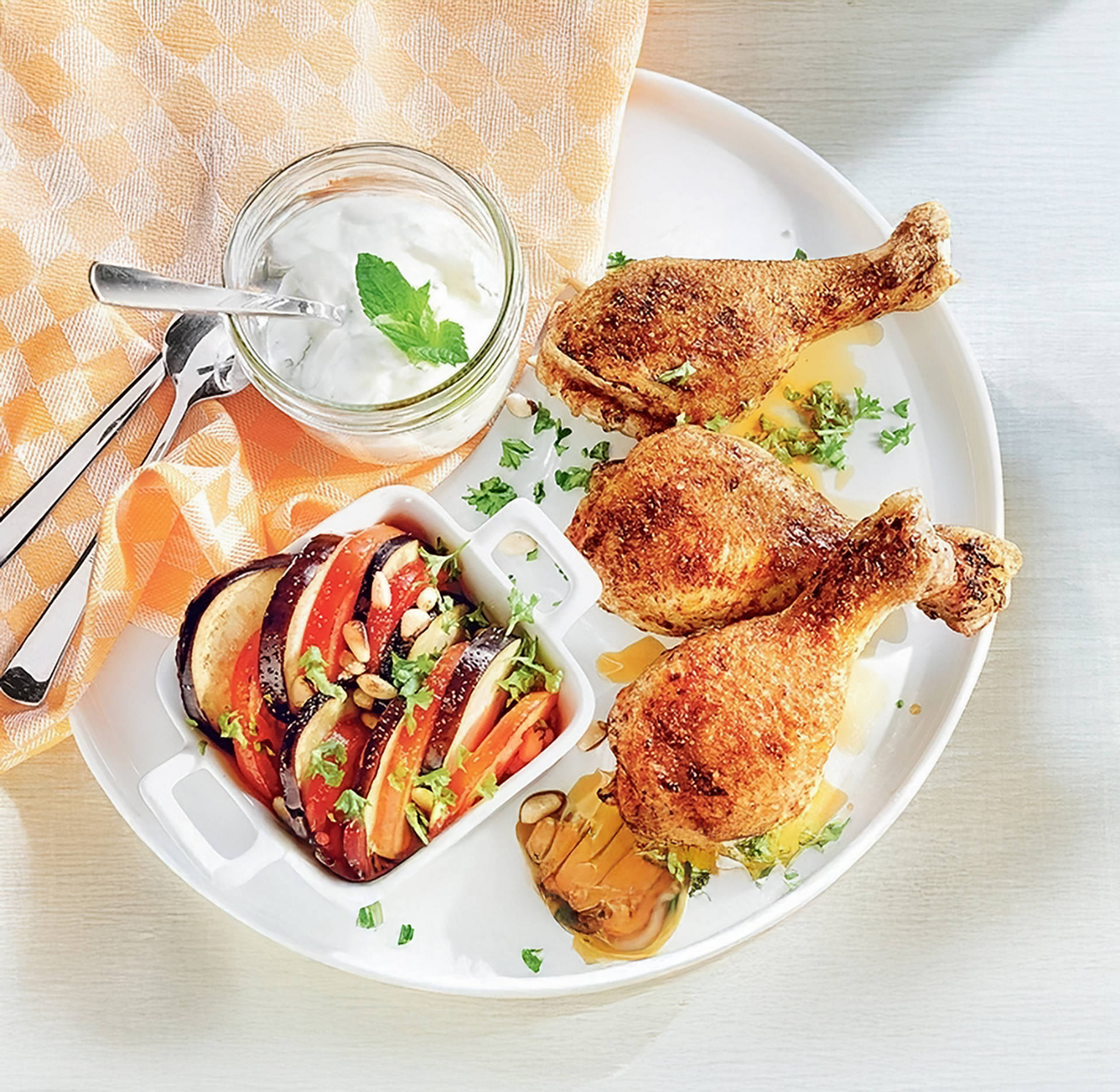 Ofen-Hähnchen-Unterkeulen mit Aubergine und würzigem Minzjoghurt