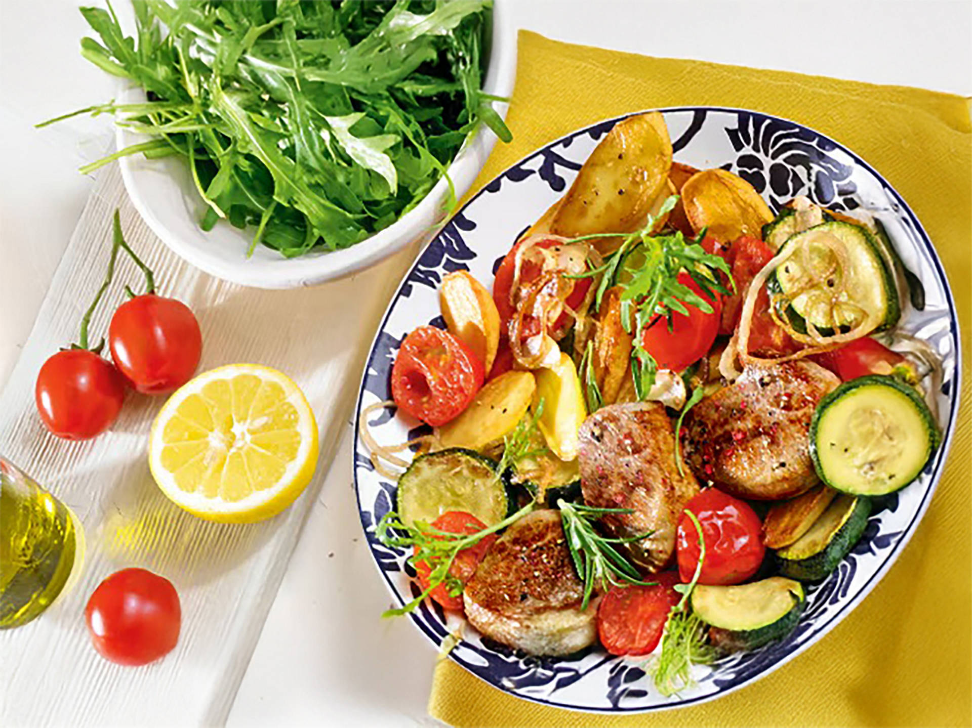 Schweinemedaillons auf mediterranem Gemüse