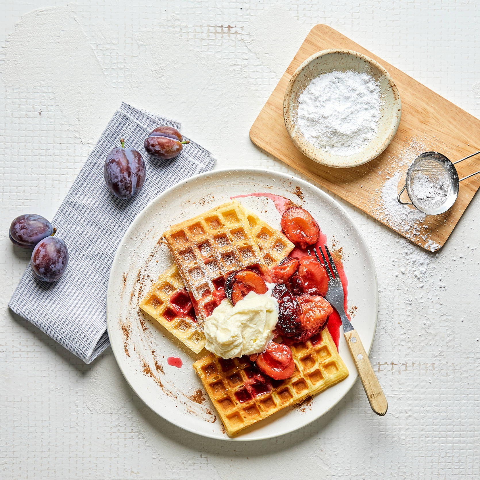 Zimt-Zwetschgen mit Brüsseler Waffeln