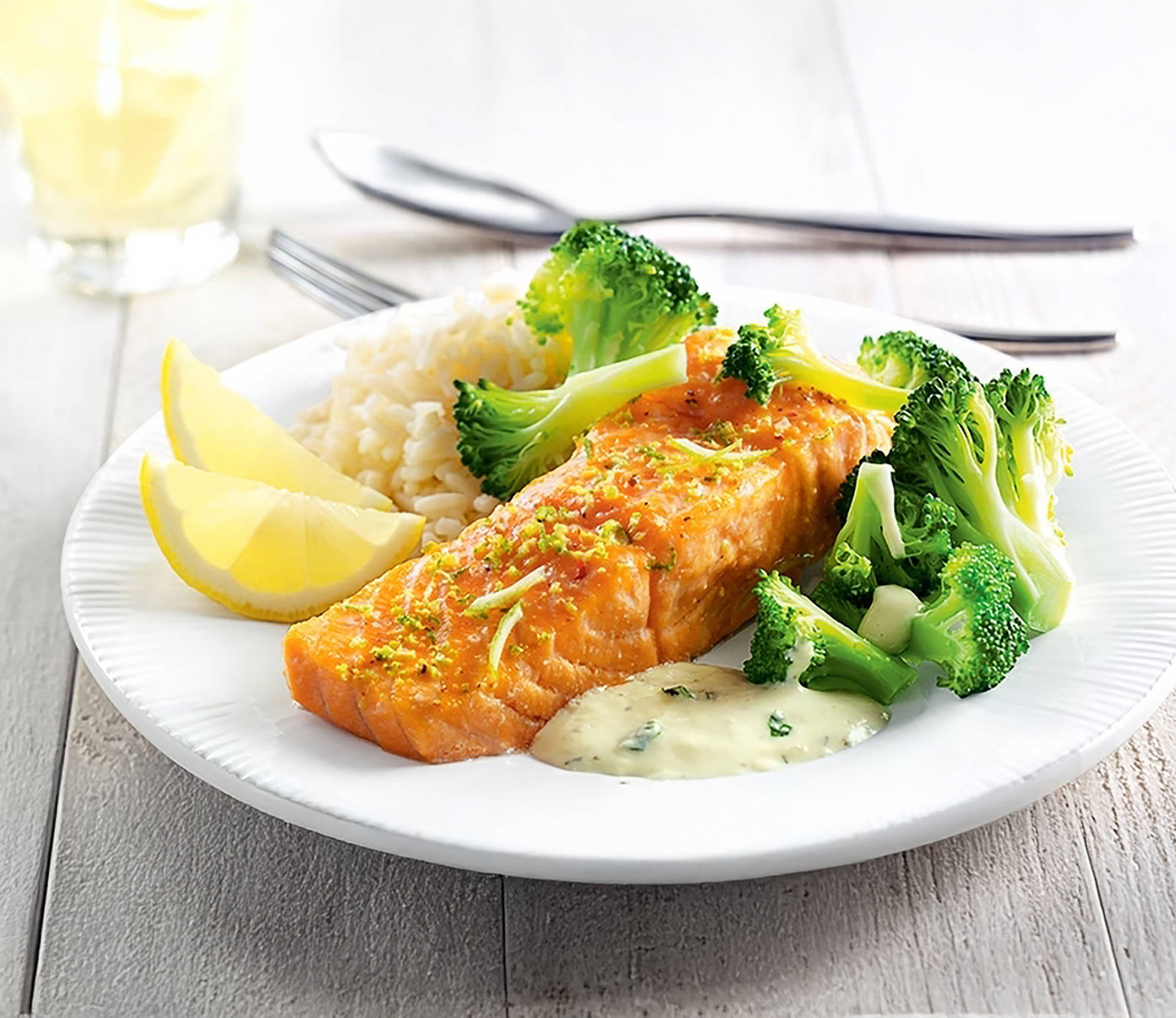 Lachsfilet mit Reis, Brokkoli und Frischkäse-Senfsoße