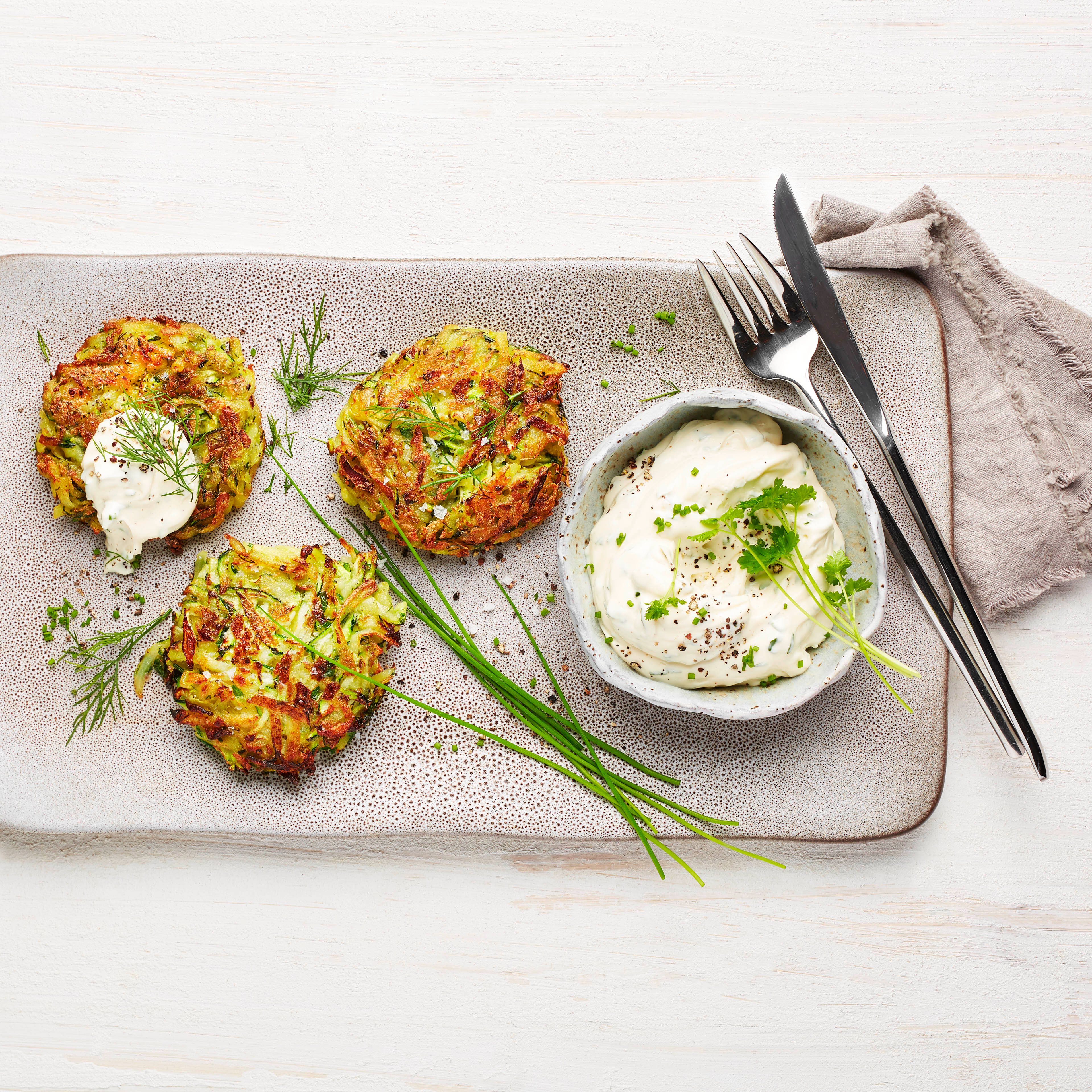 Zucchini-Kartoffel-Puffer mit veganer Aioli