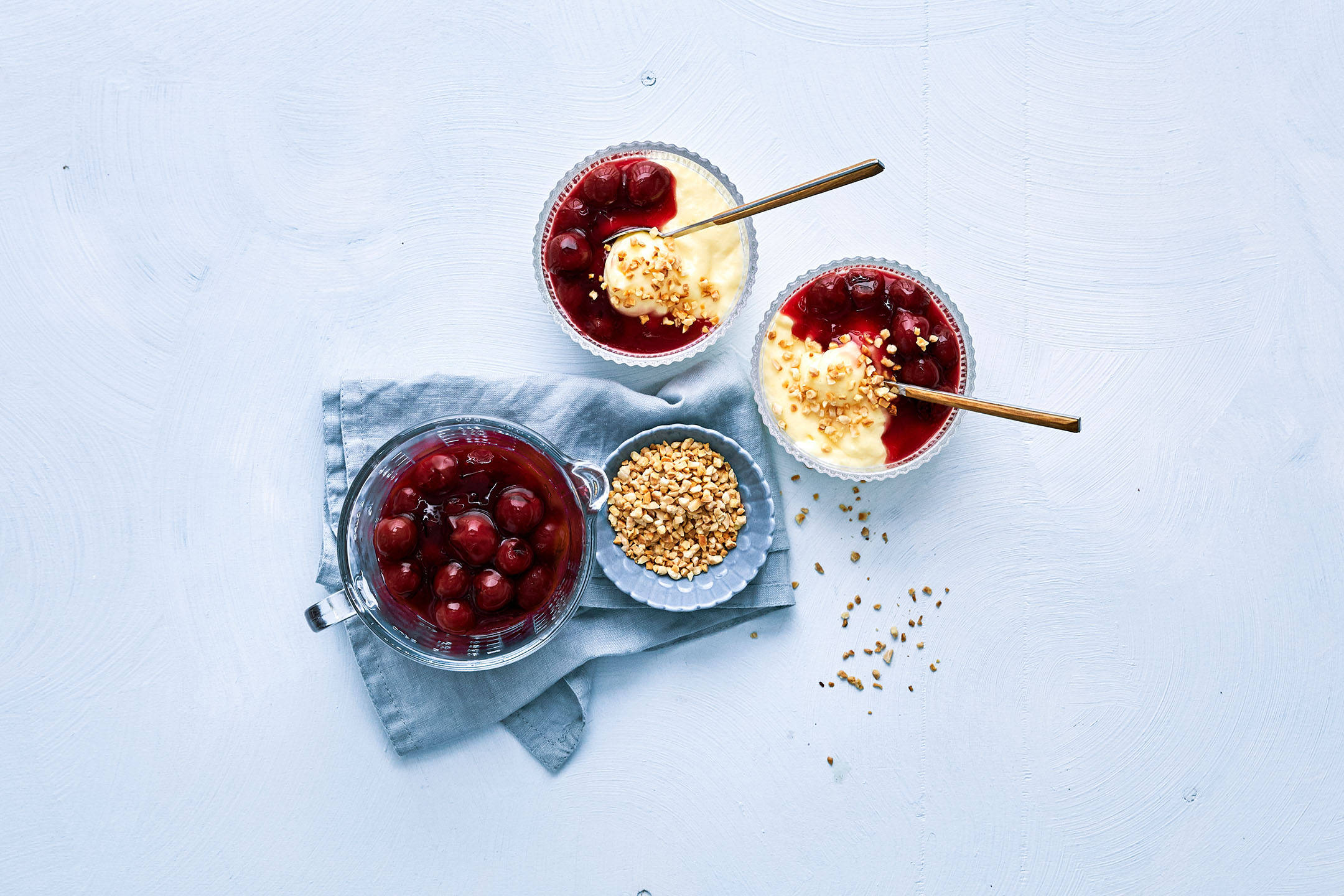 Serviervorschlag: Vanillepudding mit Kirschen