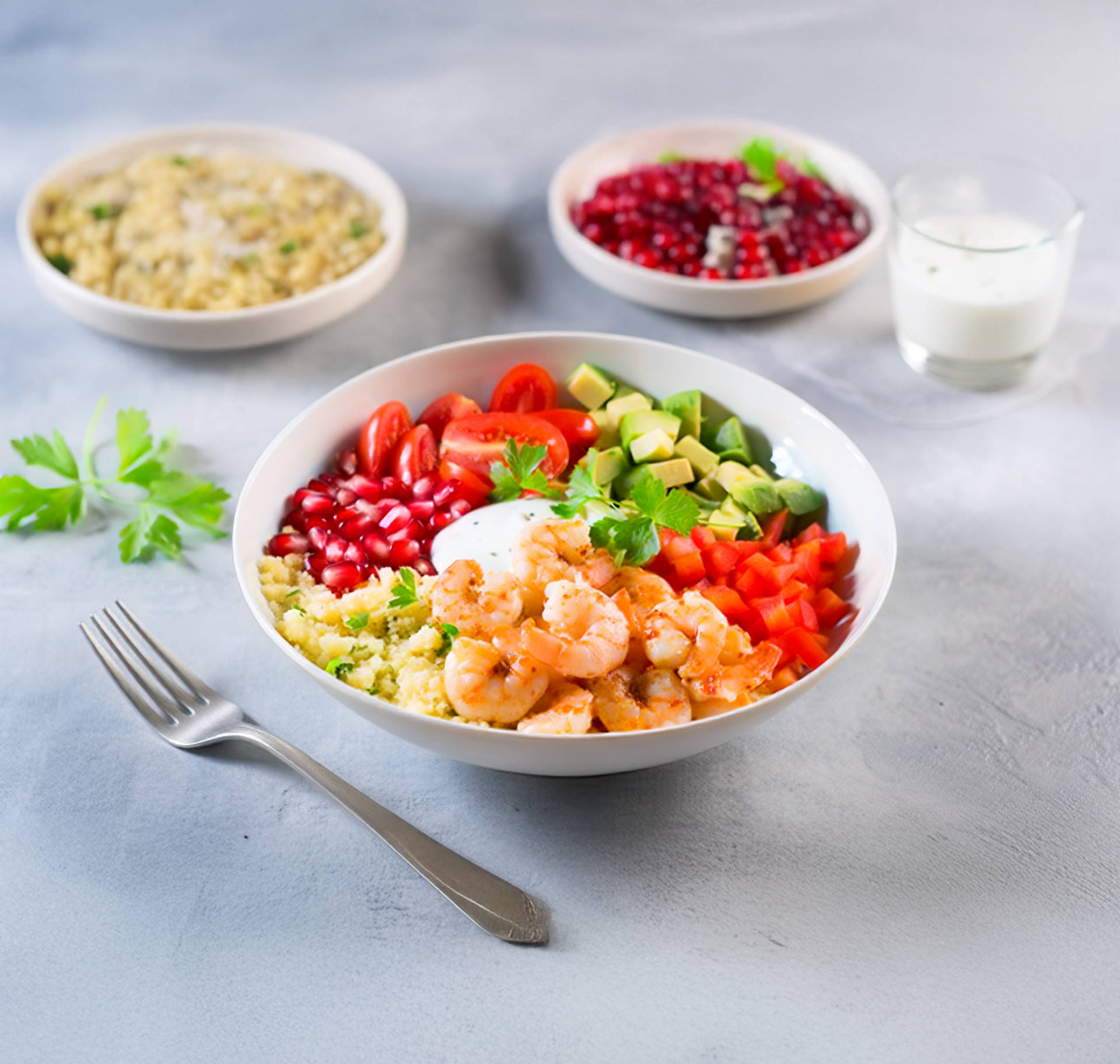 Garnelen-Bowl mit Couscous, Avocado und Granatapfel