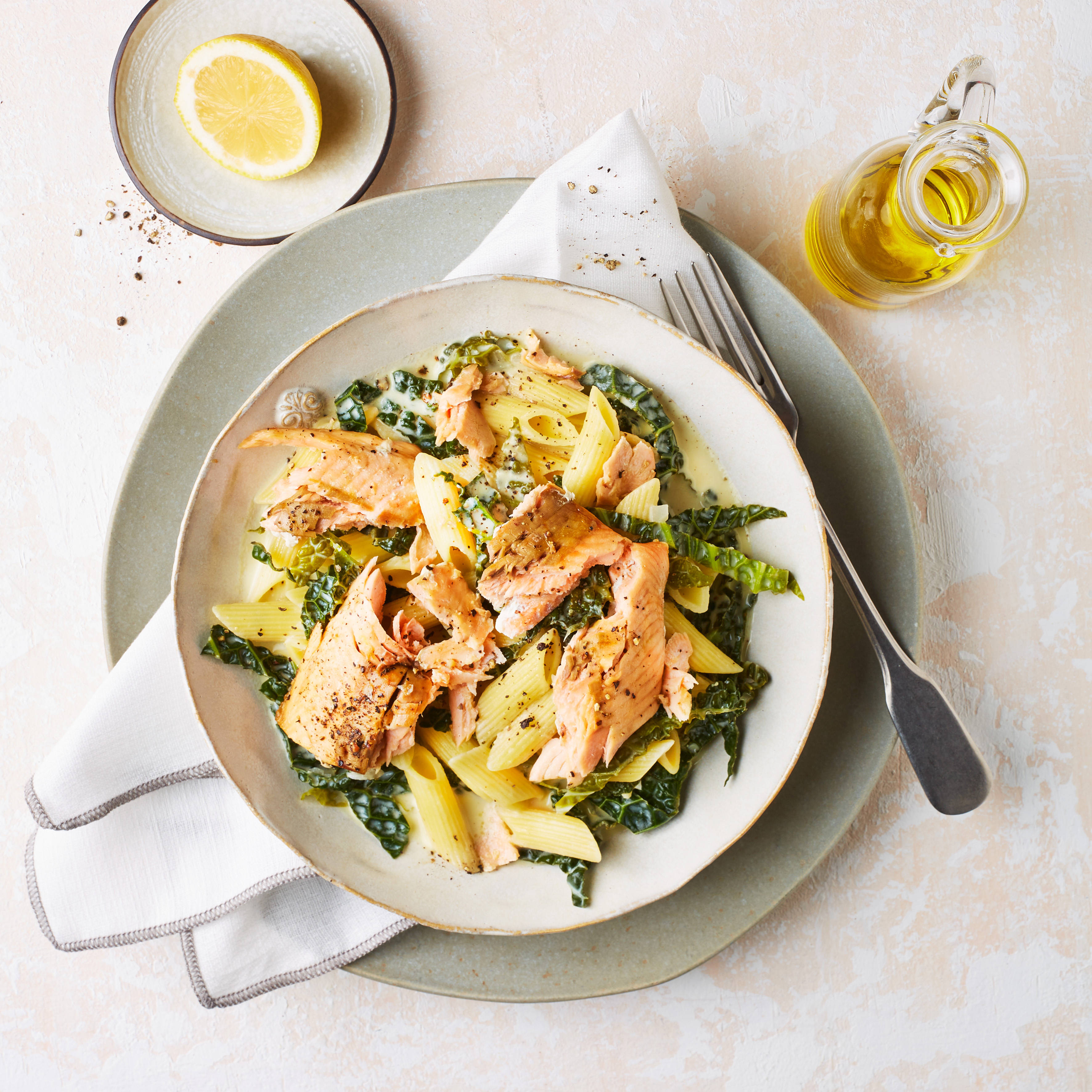 Serviervorschlag: Pasta mit Wirsing und Lachs