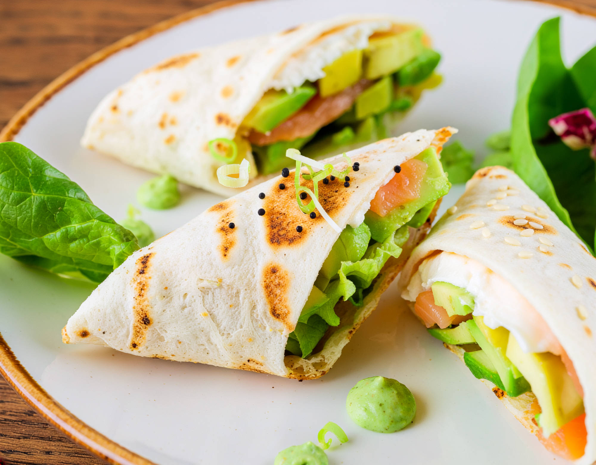 Serviervorschlag: Knusprige Wraps mit Avocado und Räucherlachs