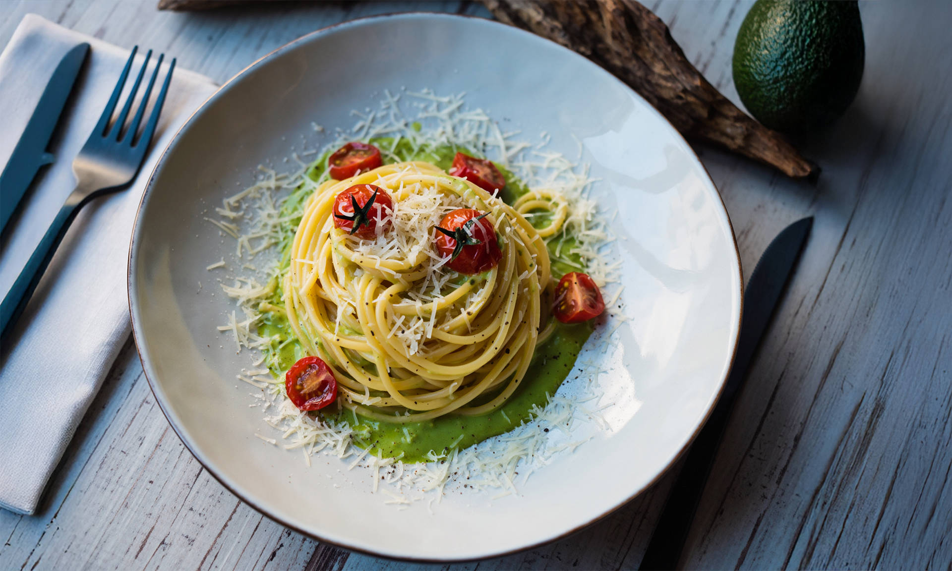 Spaghetti mit Avocado-Limetten-Sauce und Ofentomaten