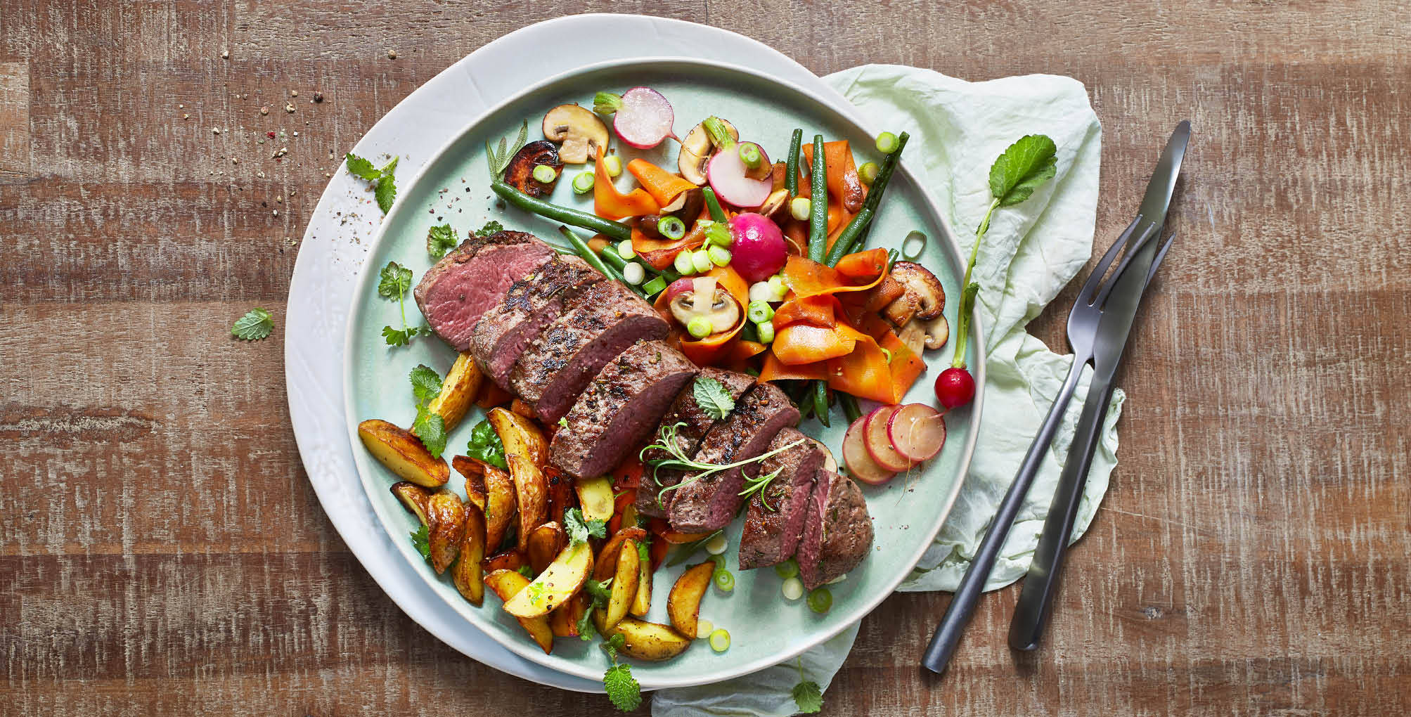 Lammrücken, Kräuterkartoffeln und Frühlingsgemüse