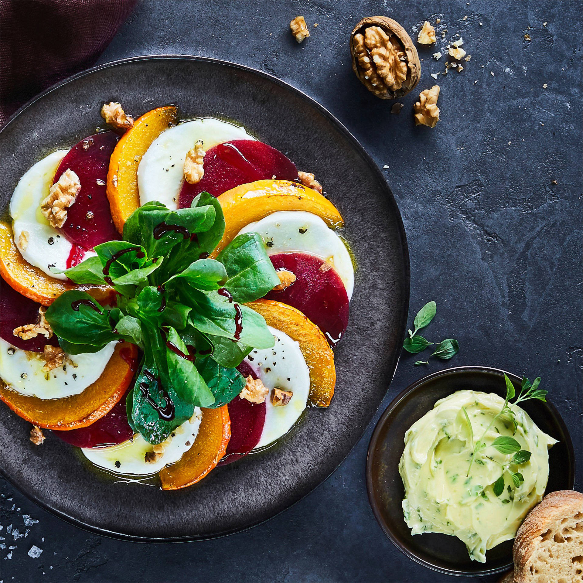 Serviervorschlag: Adventliches Rote-Bete-Kürbis-Mozzarella-Carpaccio