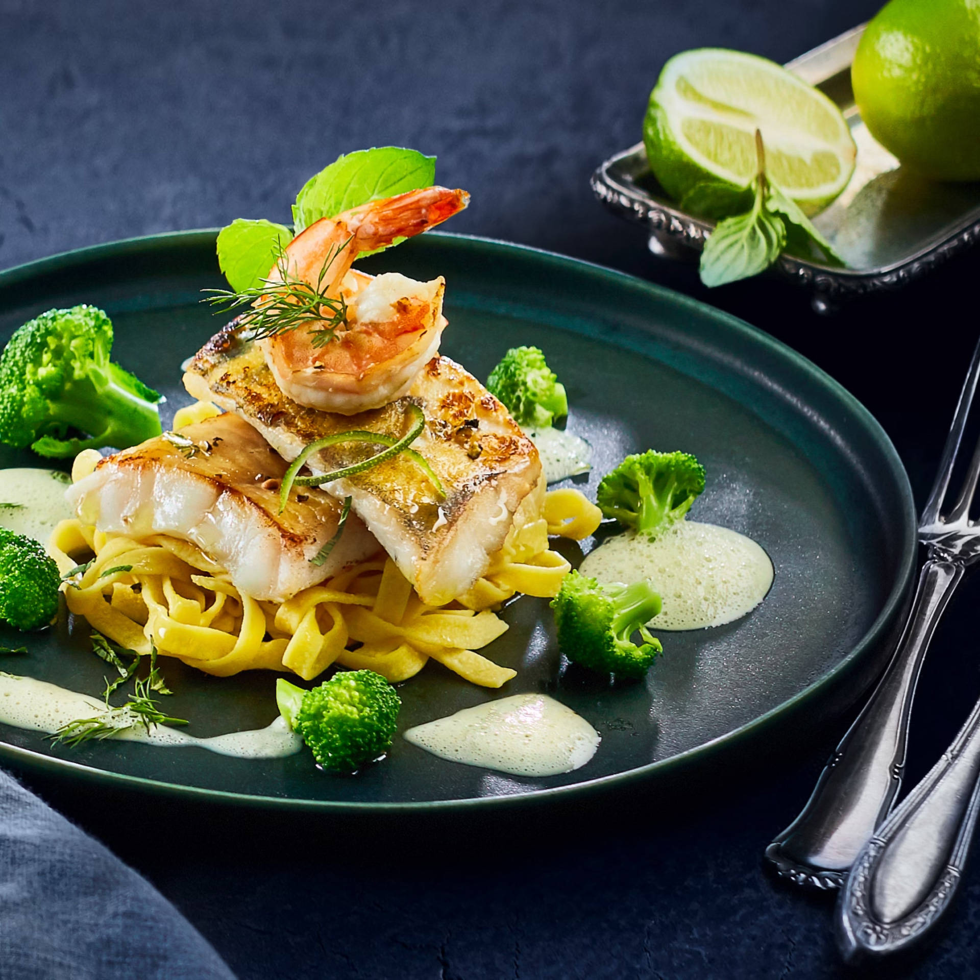 Serviervorschlag: Fisch-Trilogie mit Limetten-Champagnerschaum