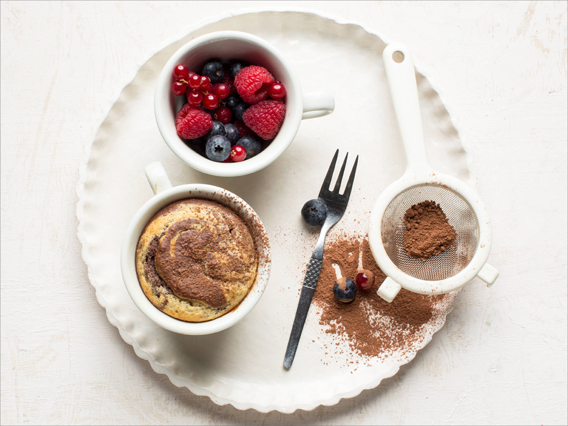 Serviervorschlag: Luftiger Marmor-Tassenkuchen 