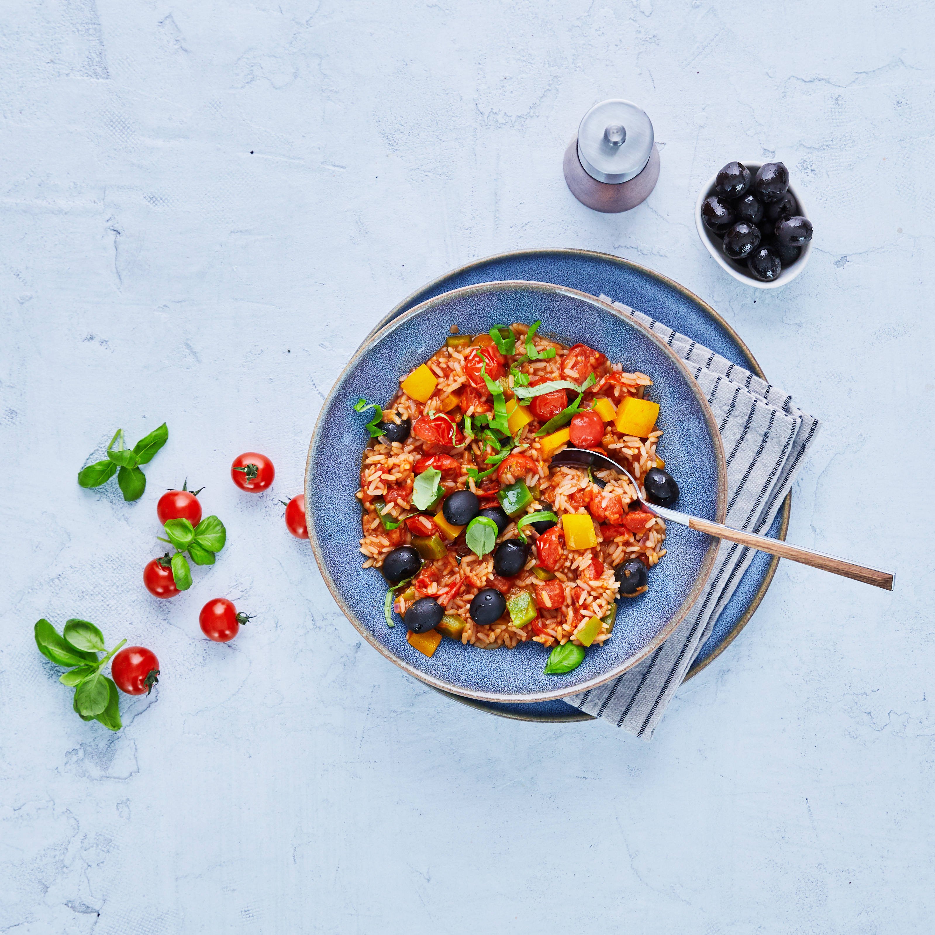 Serviervorschlag: One-Pot-Reis mit Paprika, Tomaten und Oliven