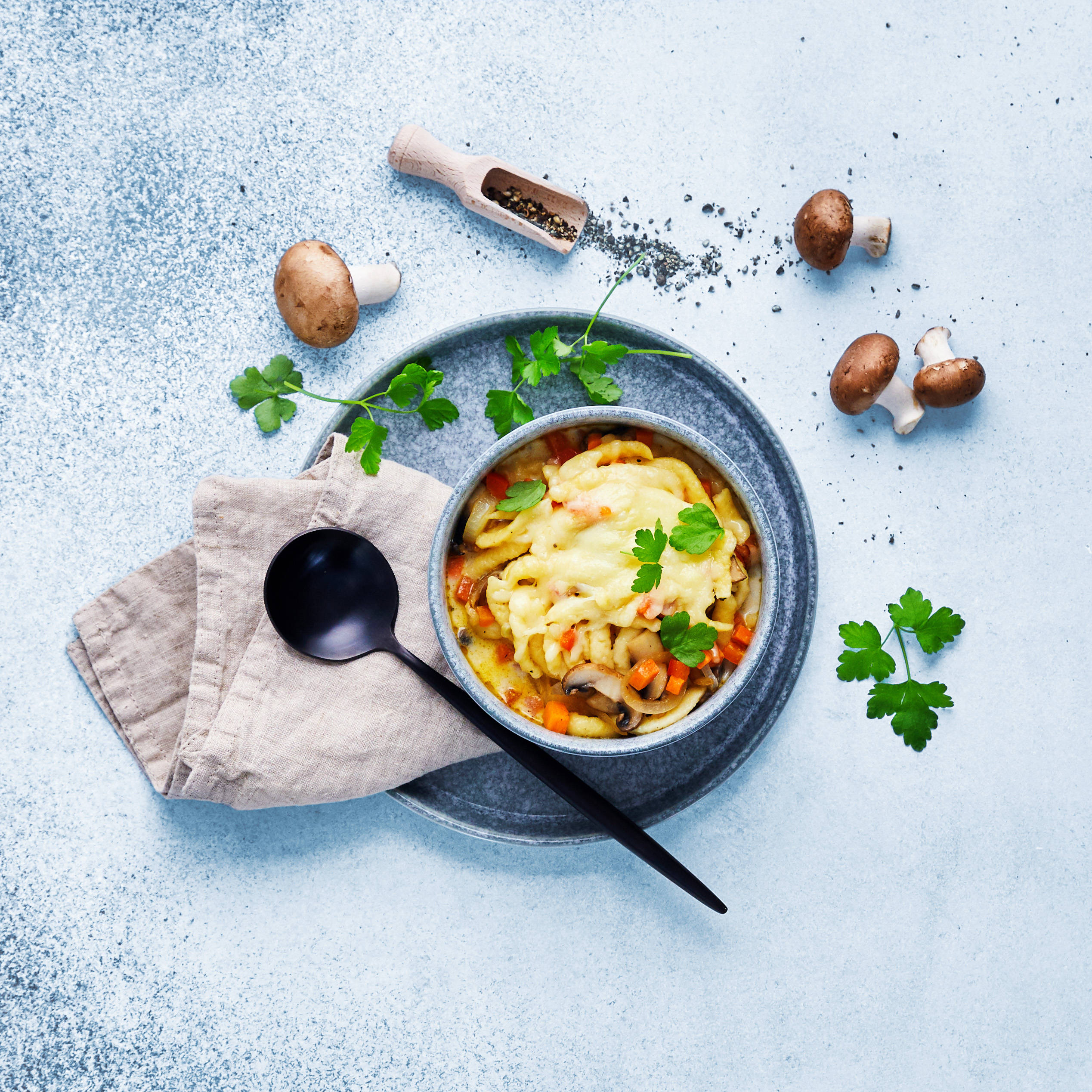 Serviervorschlag: Spätzle-Suppe mit Käse überbacken