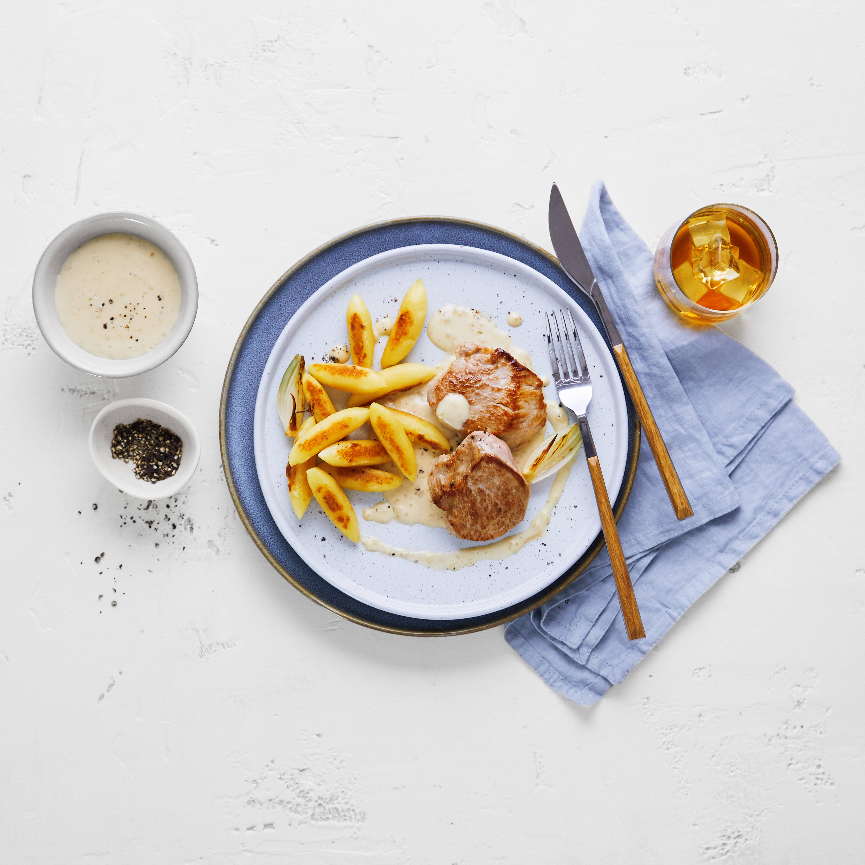 Serviervorschlag: Kalbsmedaillons mit Cognac-Sauce und Schupfnudeln