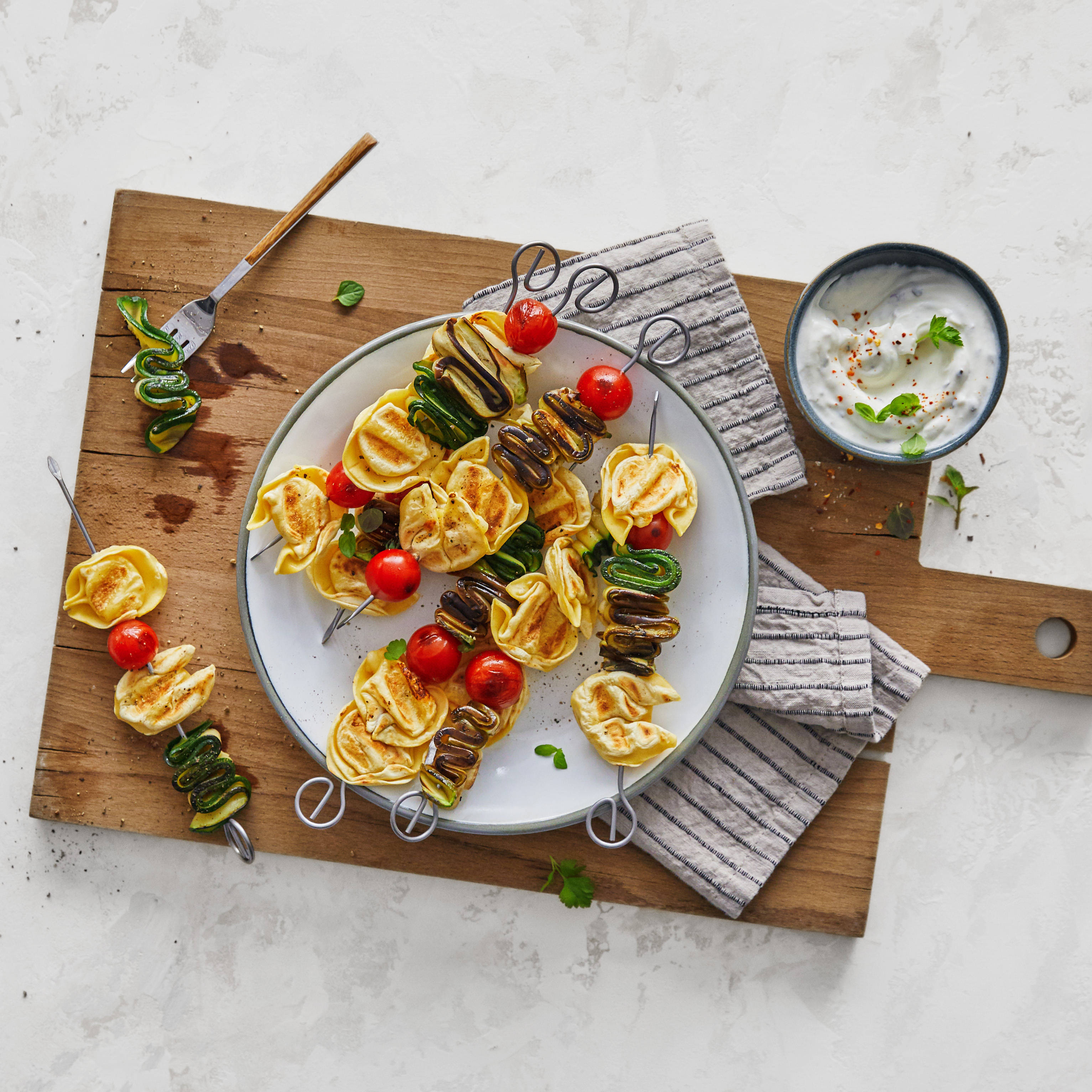 Serviervorschlag: Tortelloni-Gemüse-Spieße vom Grill