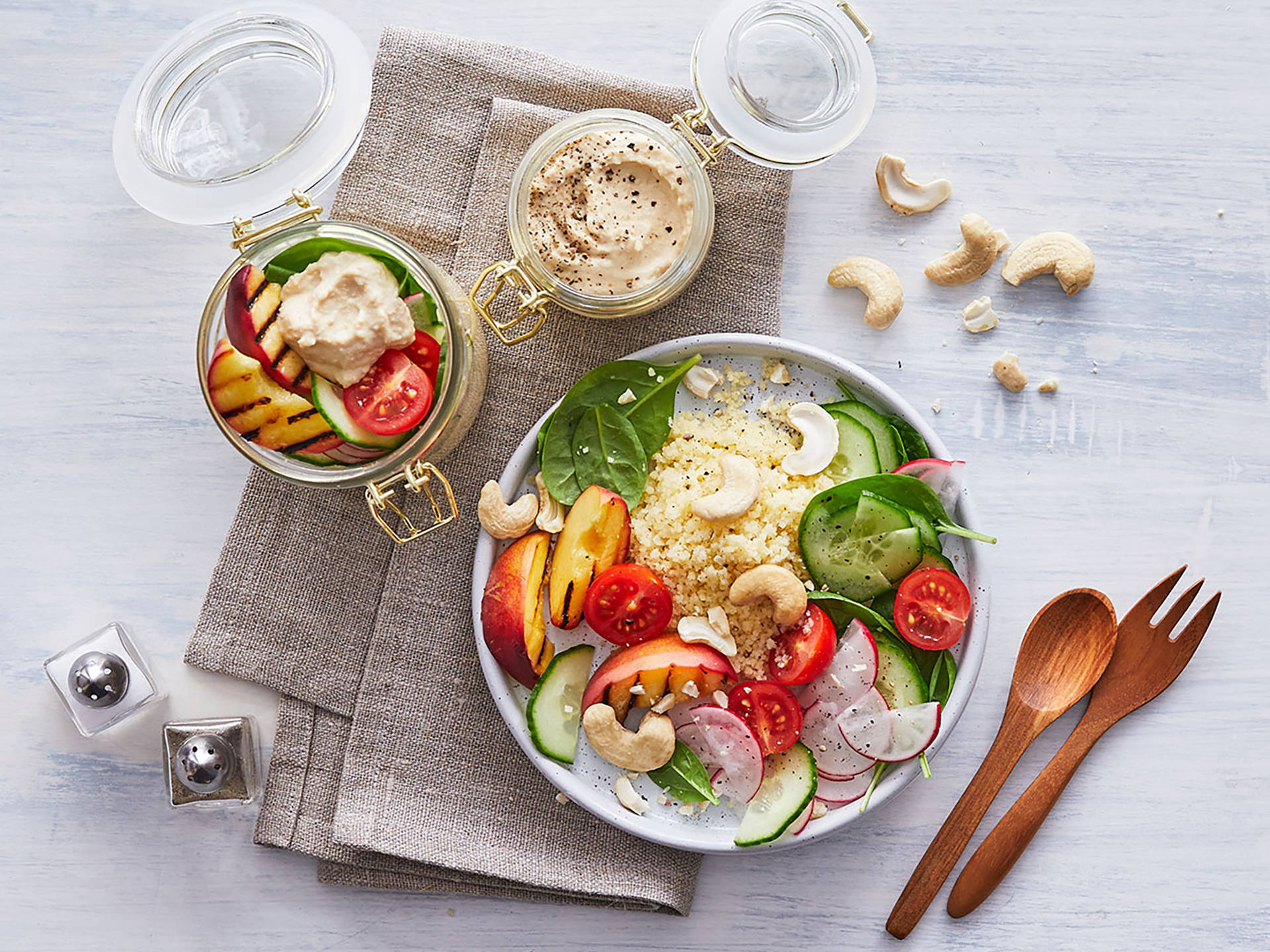 Serviervorschlag: Couscousbowl mit gegrilltem Pfirsich und Hummus
