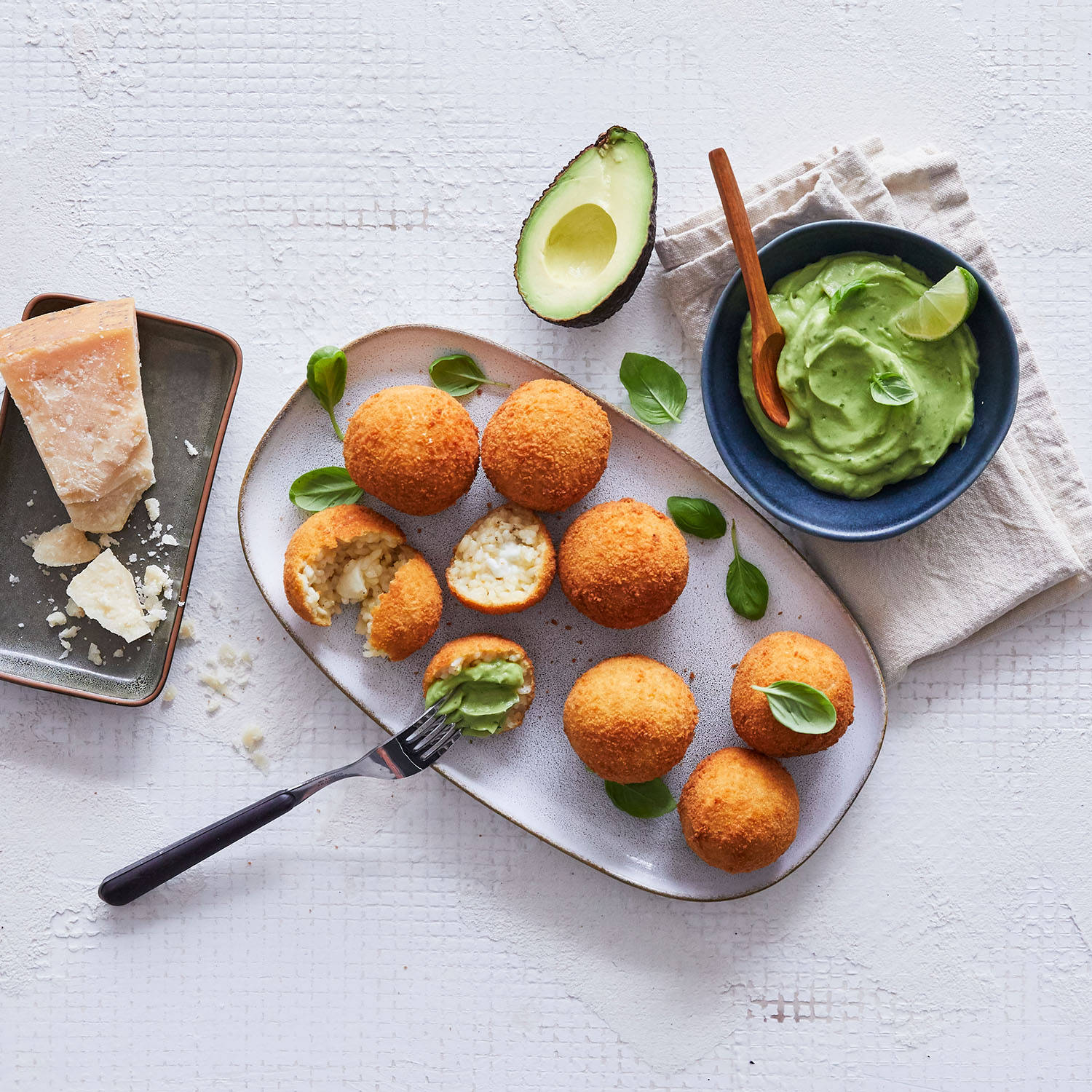 Serviervorschlag: Frittierte Käse-Reisbällchen mit Avocado-Dip
