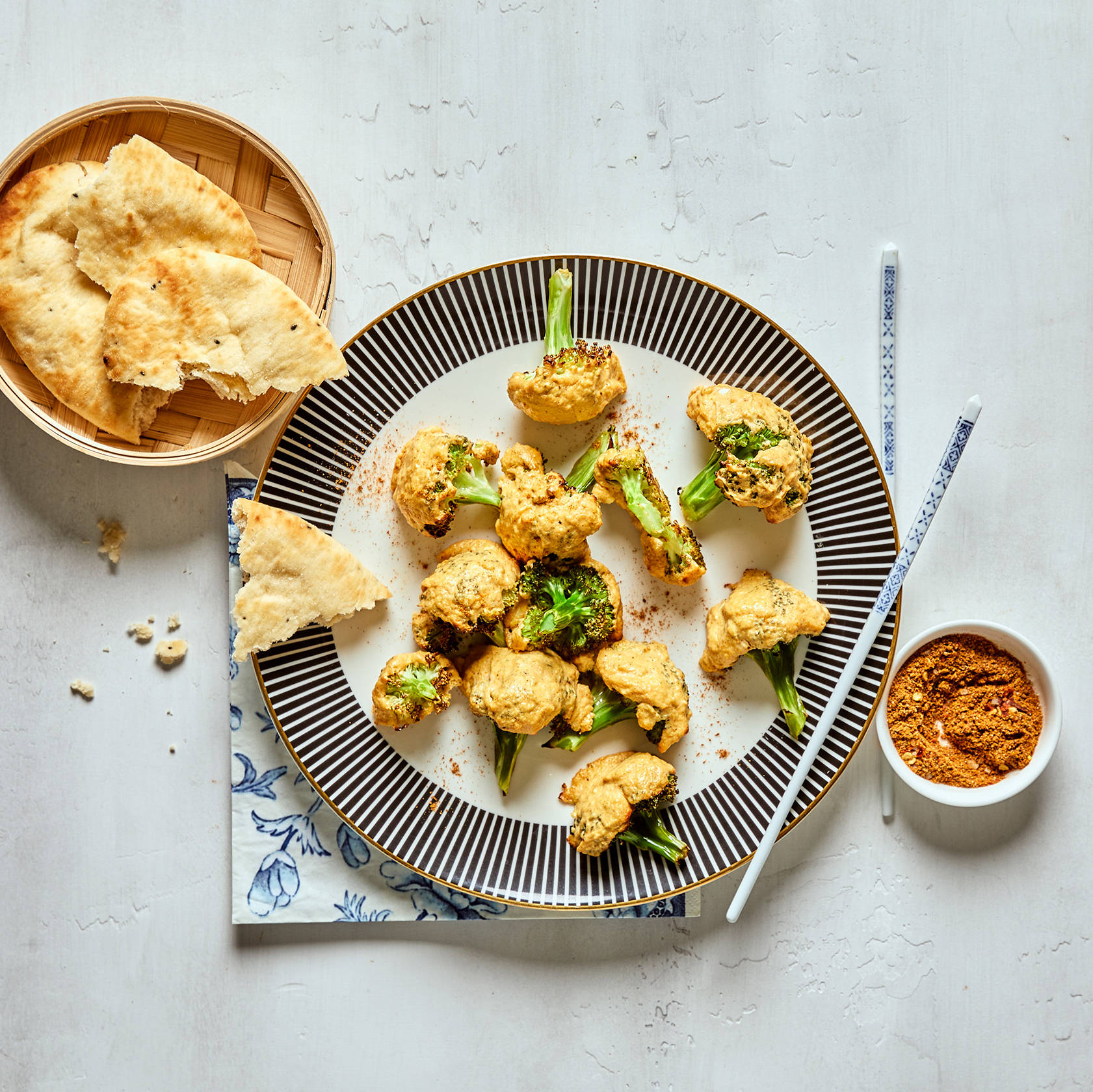 Gebackener Brokkoli mit Frischkäse-Chili-Marinade