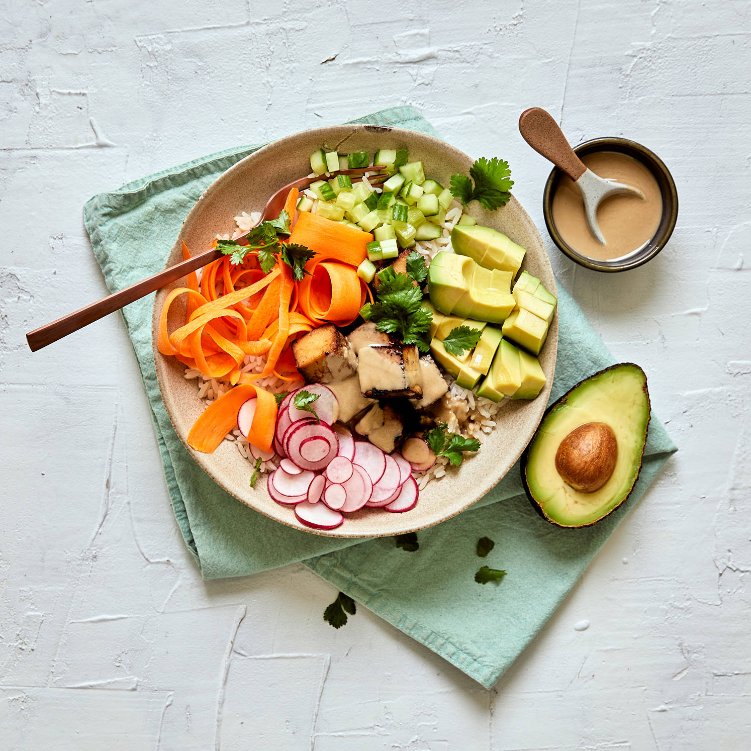 Serviervorschlag: Vegane Poke Bowl mit mariniertem Tofu