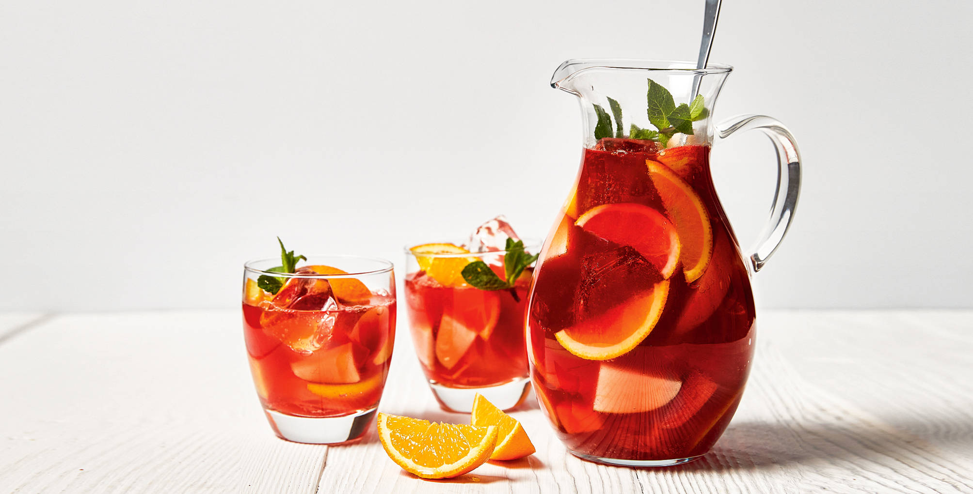 Sangria mit Orangenlikör und Rotwein