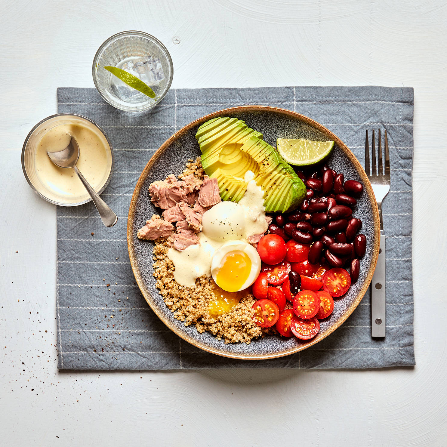 Serviervorschlag: Thunfisch-Bowl mit Kidneybohnen und Quinoa