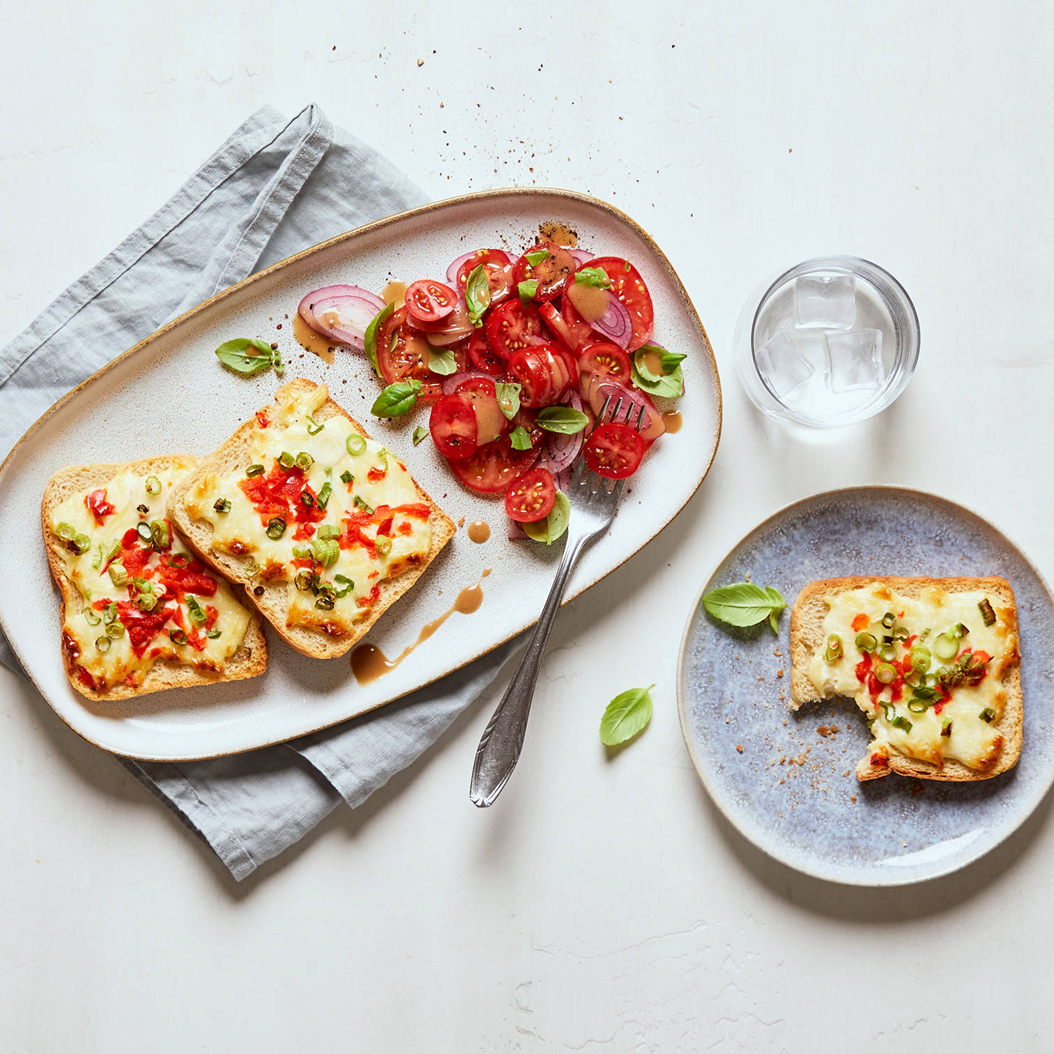 Serviervorschlag: Vegetarischer Flammkuchen-Toast mit Tomatensalat 