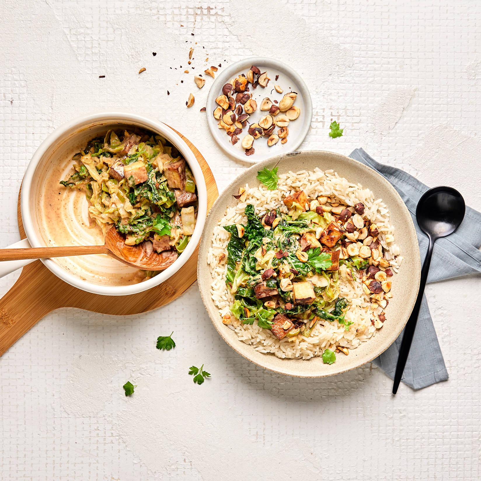 Serviervorschlag: Veganes Wirsinggemüse mit Räuchertofu 