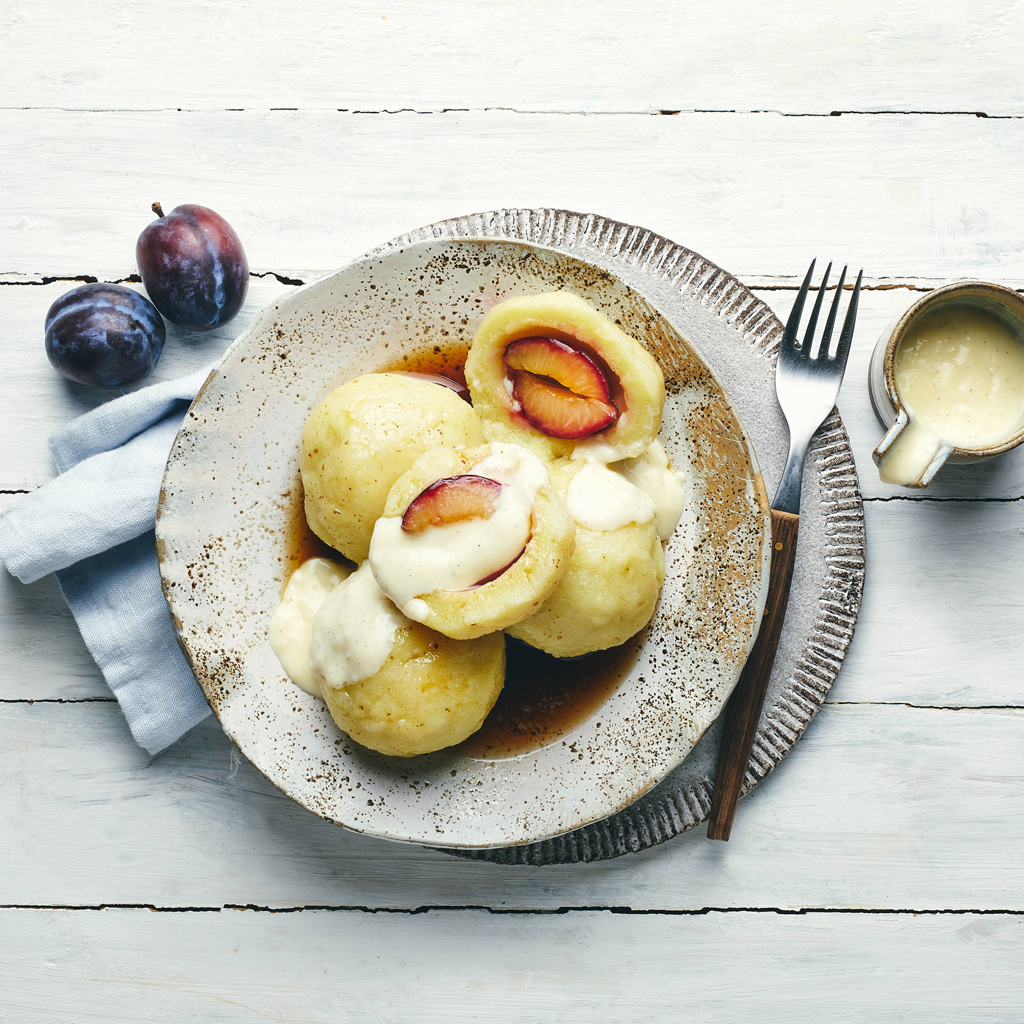 Serviervorschlag: Pflaumenknödel mit brauner Butter und Vanillesauce