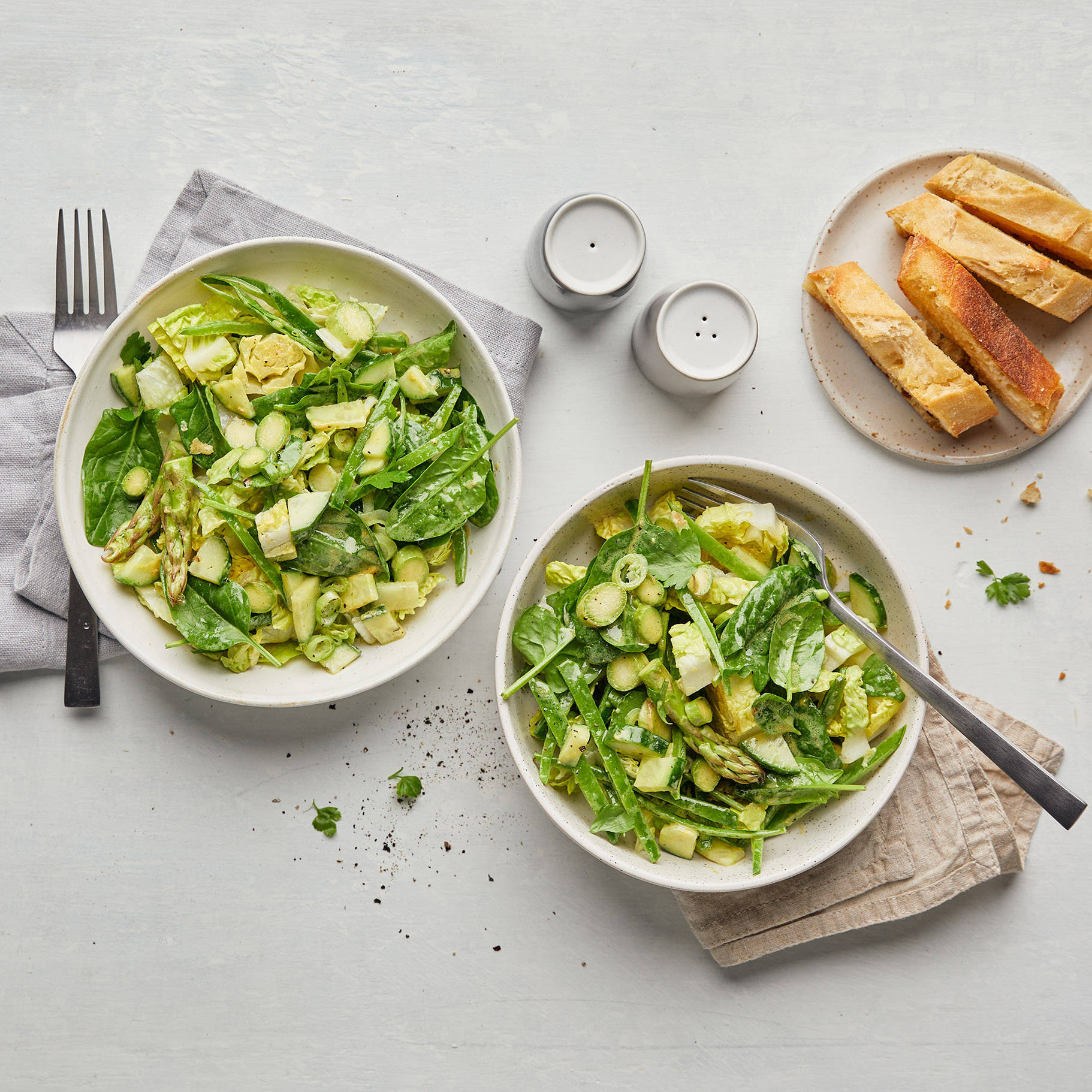 Serviervorschlag: Irischer Salat mit Senfdressing und Knoblauchbaguette