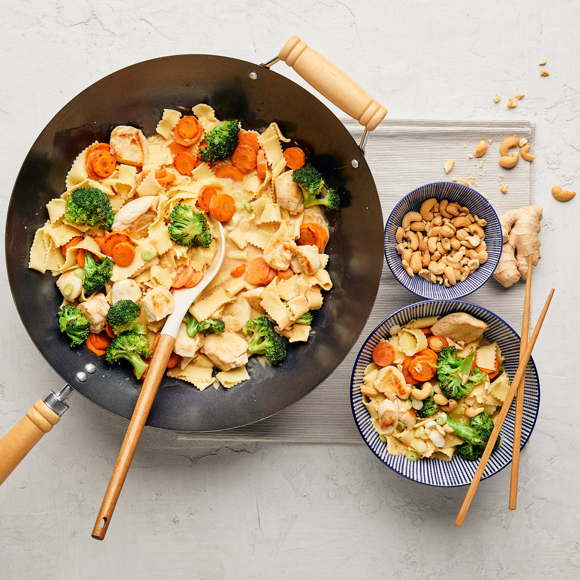 Woknudeln mit Hähnchen in Erdnusssauce