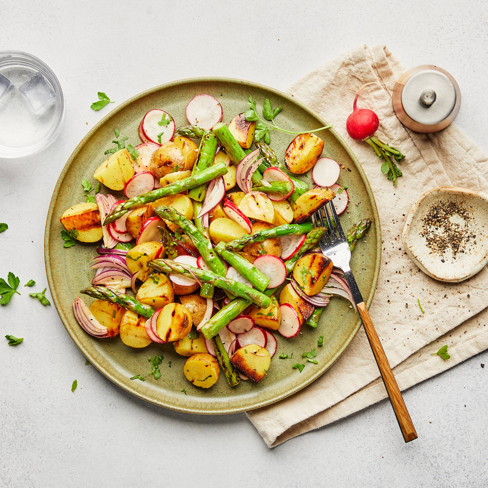 Serviervorschlag: Gegrillter Kartoffelsalat mit Spargel