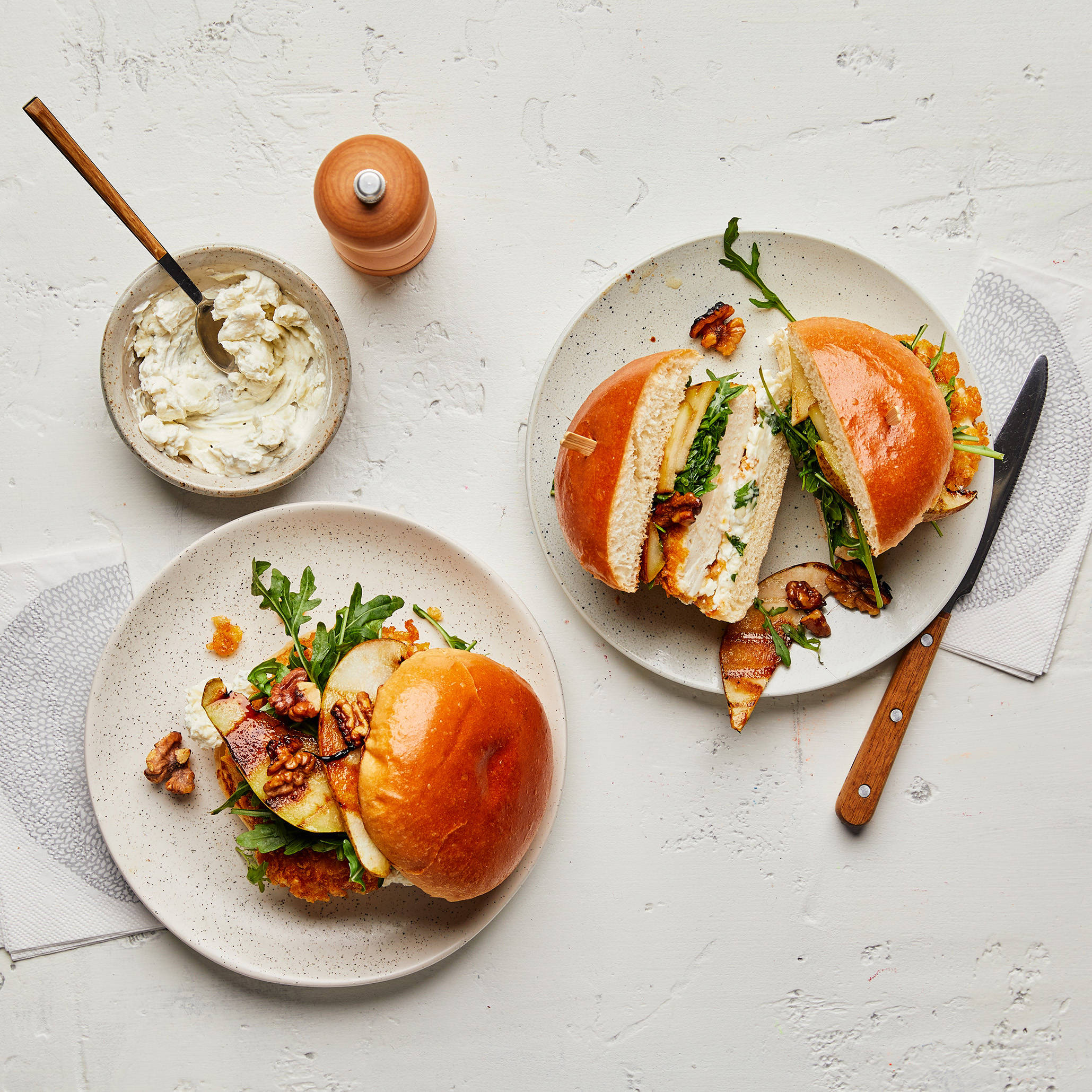 Crispy Chicken-Burger mit Birne