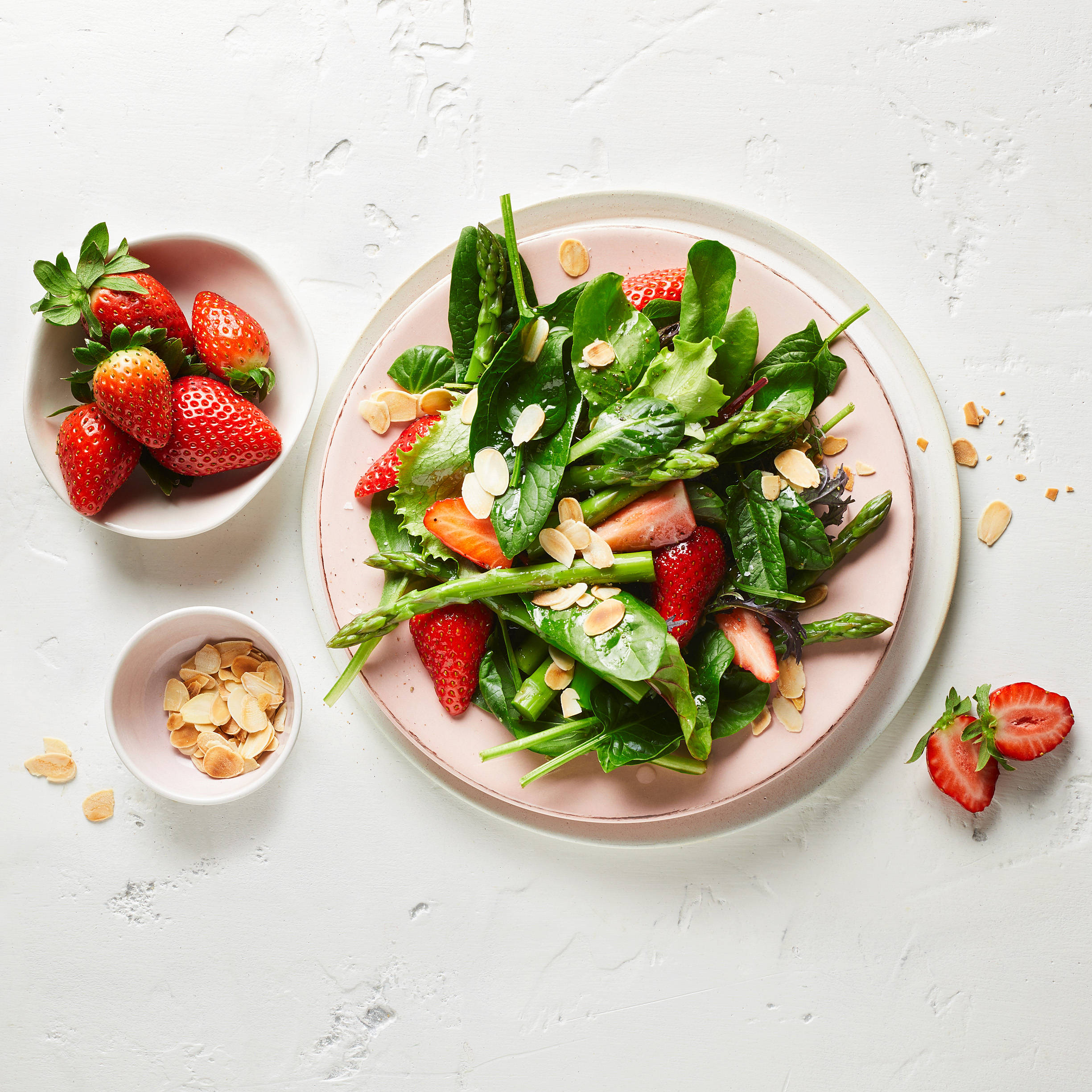 Spargel-Salat mit Erdbeeren und Spinat