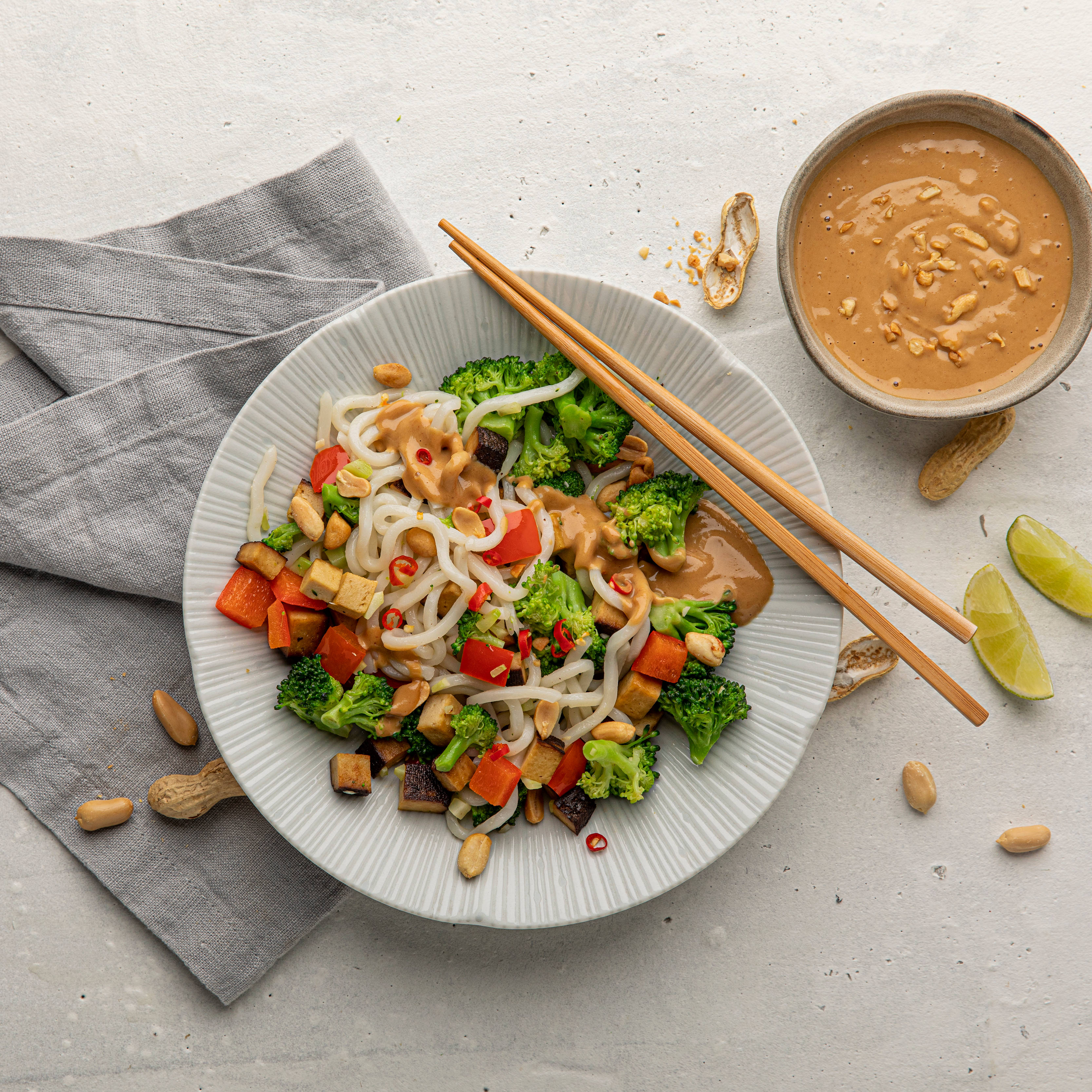 Udon-Nudeln mit Tofu und Erdnuss-Limettensauce