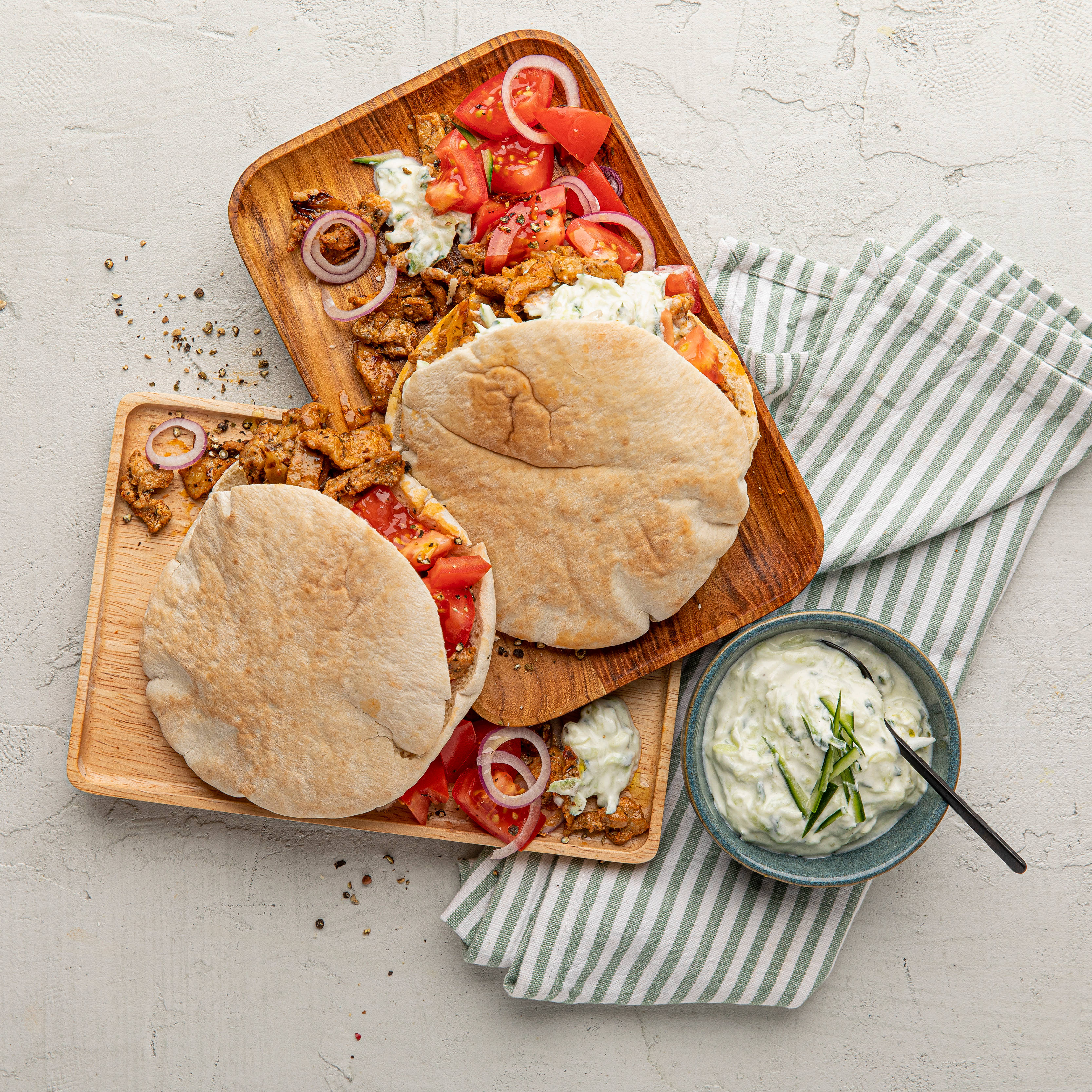 Gyros-Pita mit Zaziki und Salat