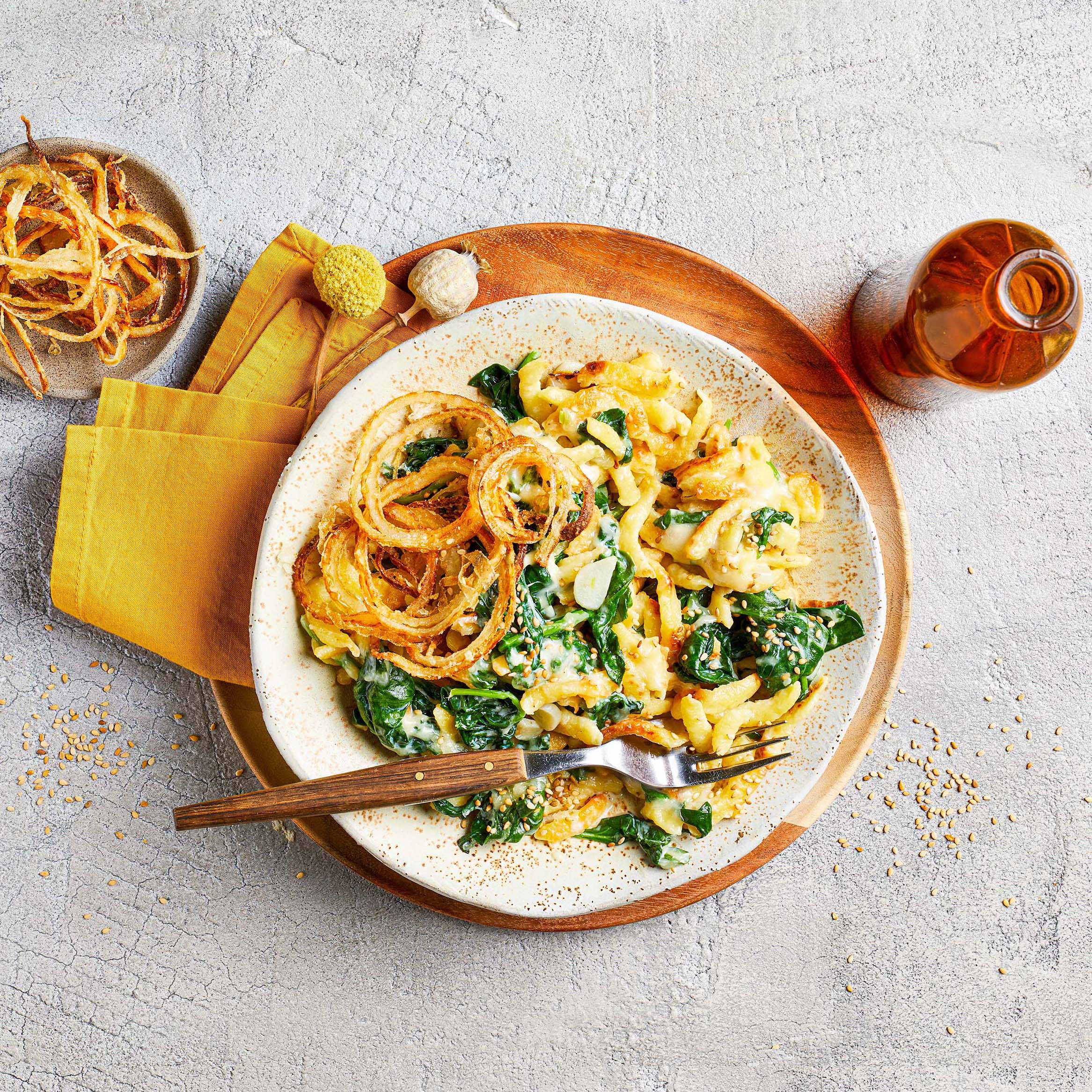 Spätzle mit Babyspinat und Röstzwiebeln