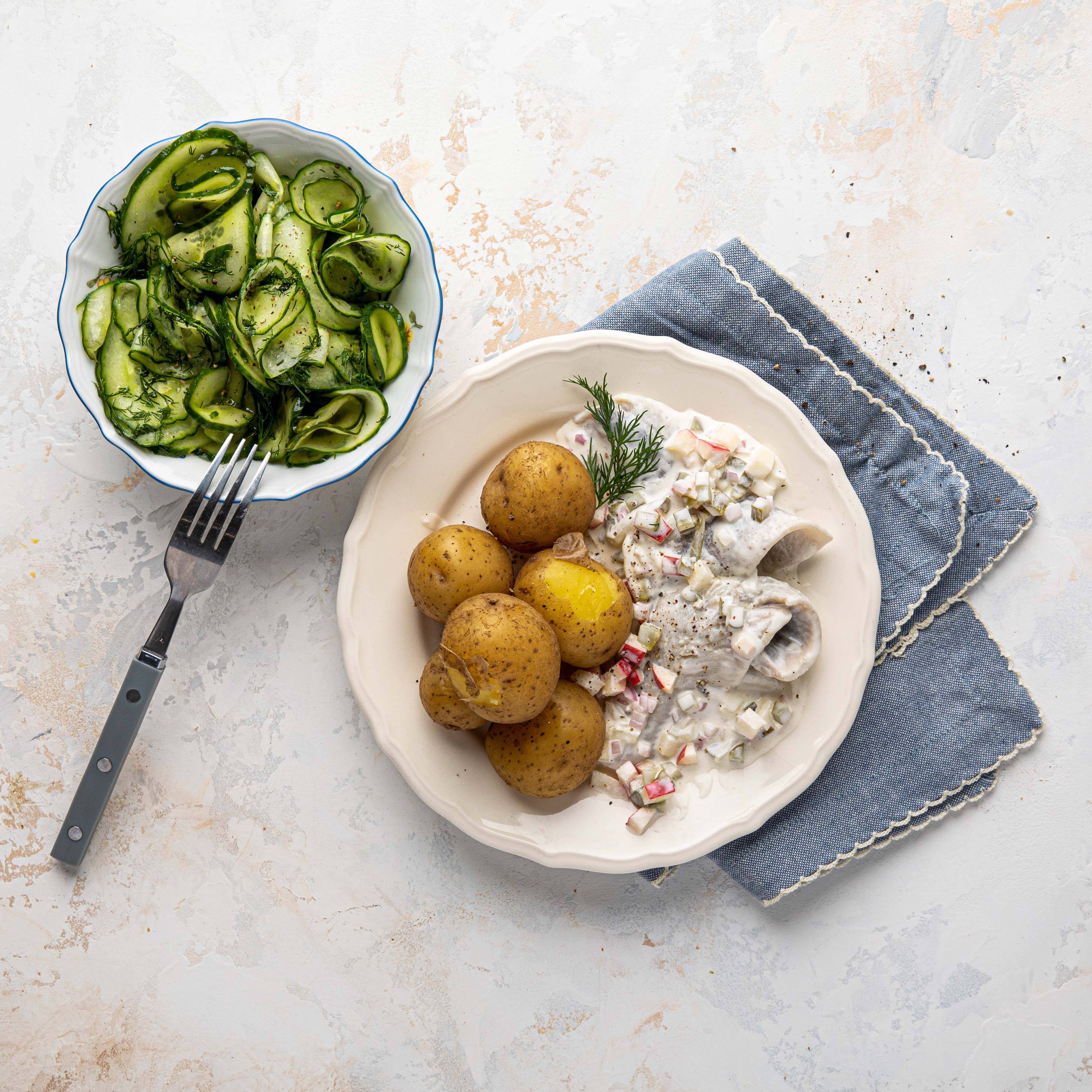 Sahnehering mit Pellkartoffeln und Gurkensalat