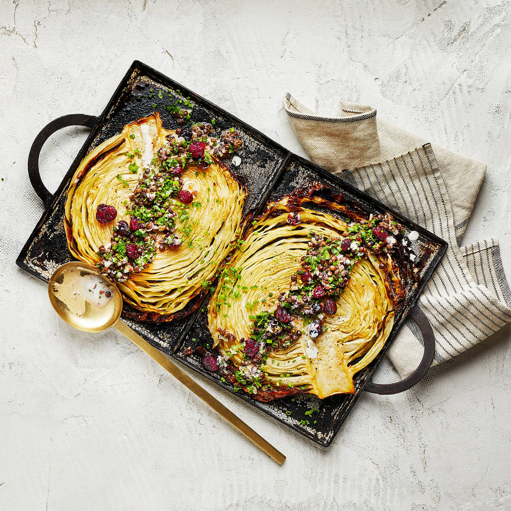 Serviervorschlag: Ofen-Weißkohl mit Linsen