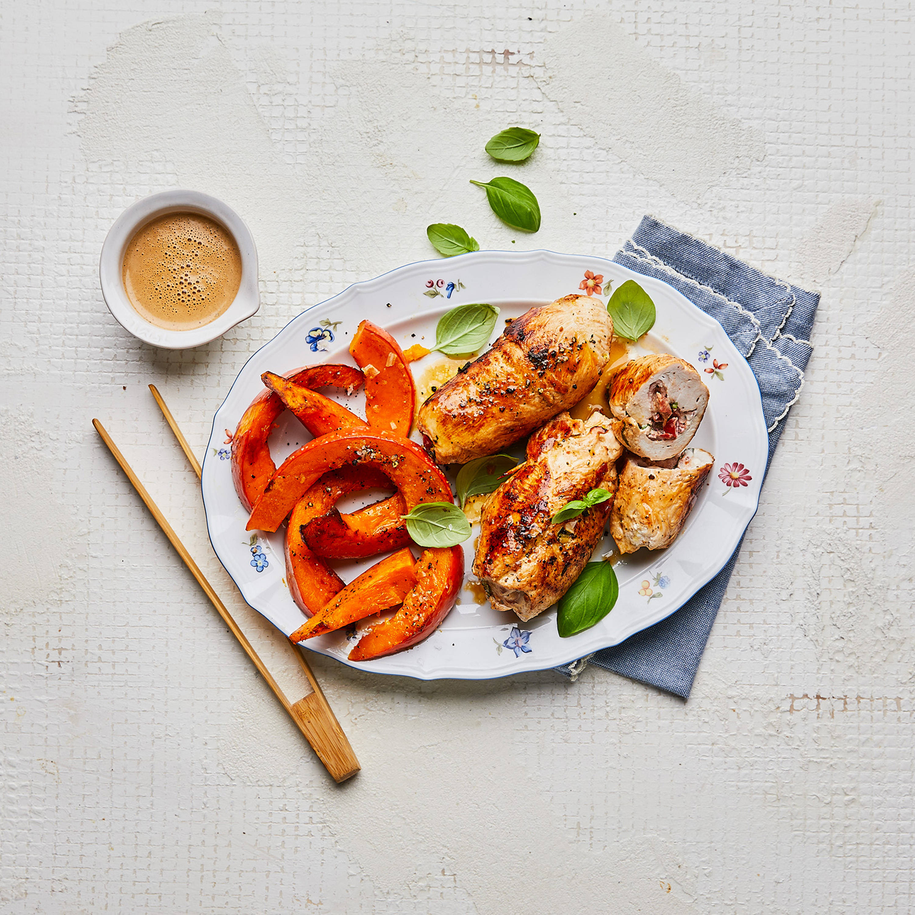 Serviervorschlag: Hähnchenroulade mit gebackenen Kürbisspalten