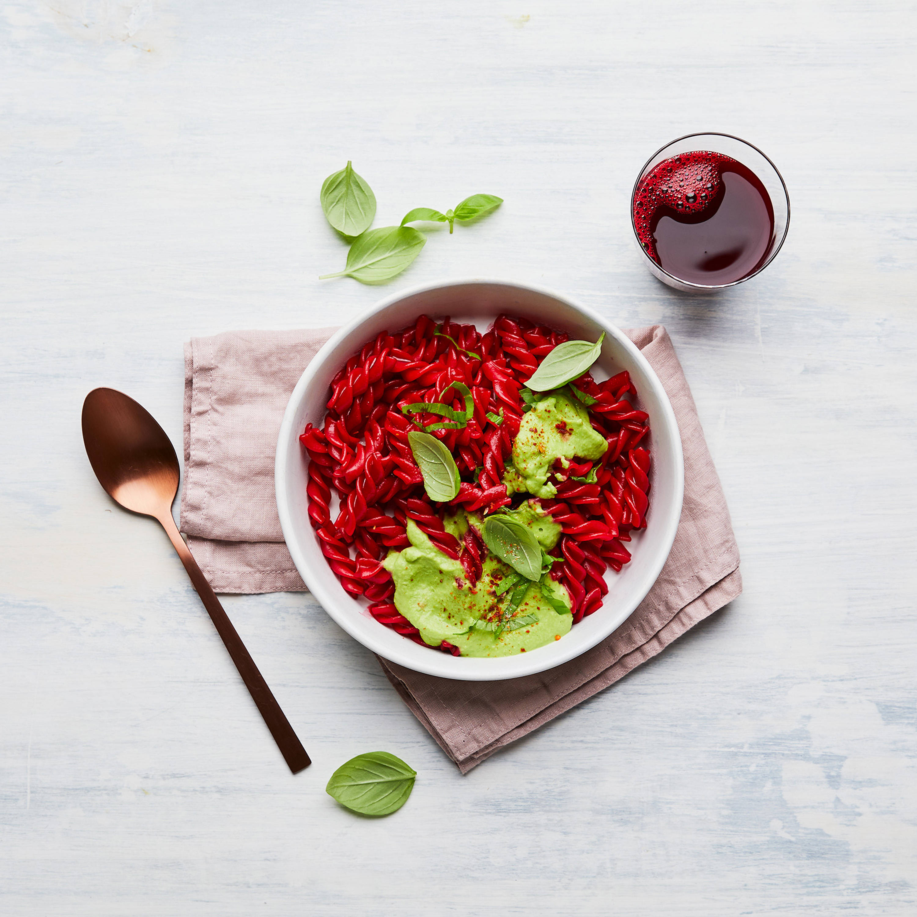 Serviervorschlag: Rote Bete Fusilli mit Erbsensauce 