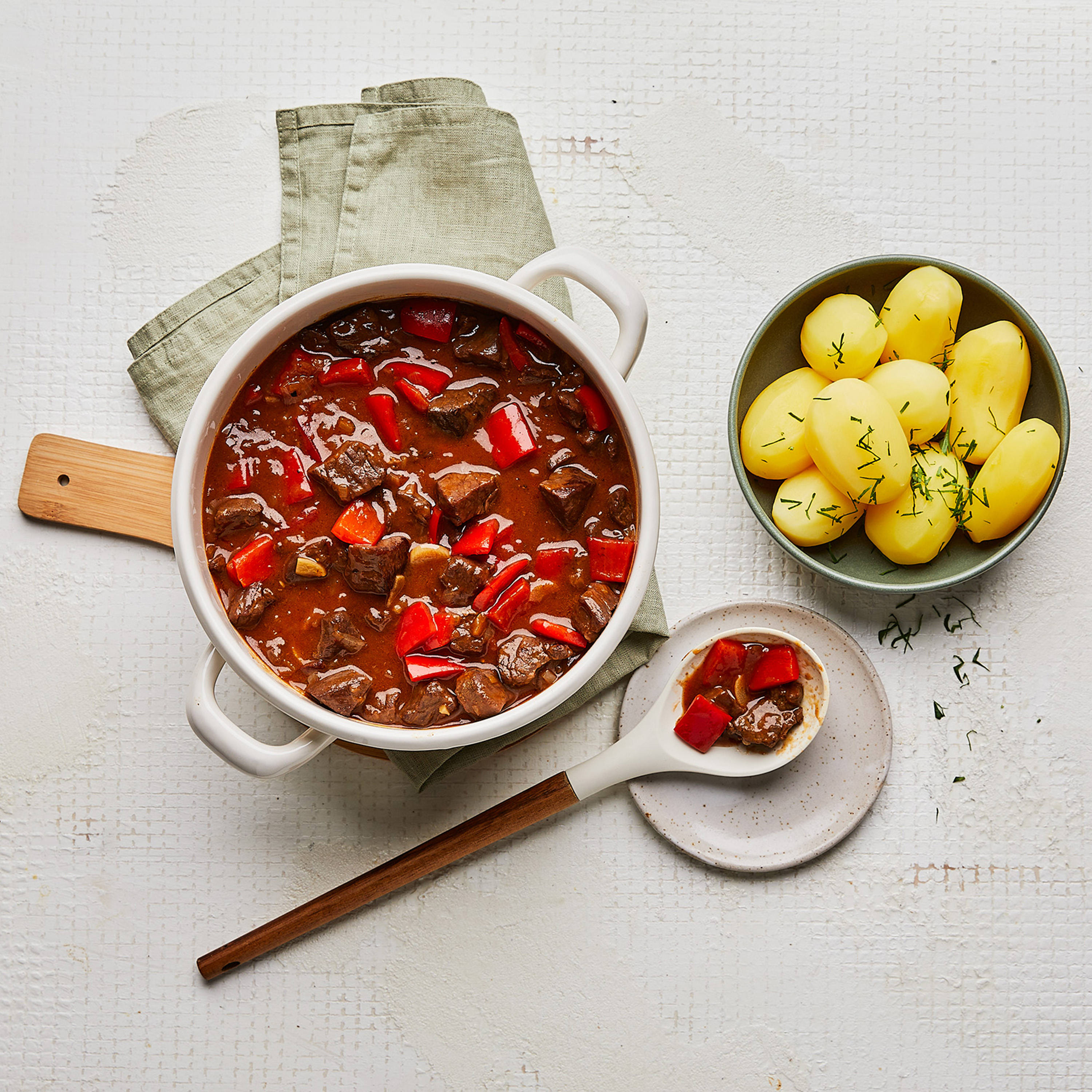 Rindergulasch in Rotweinsauce.