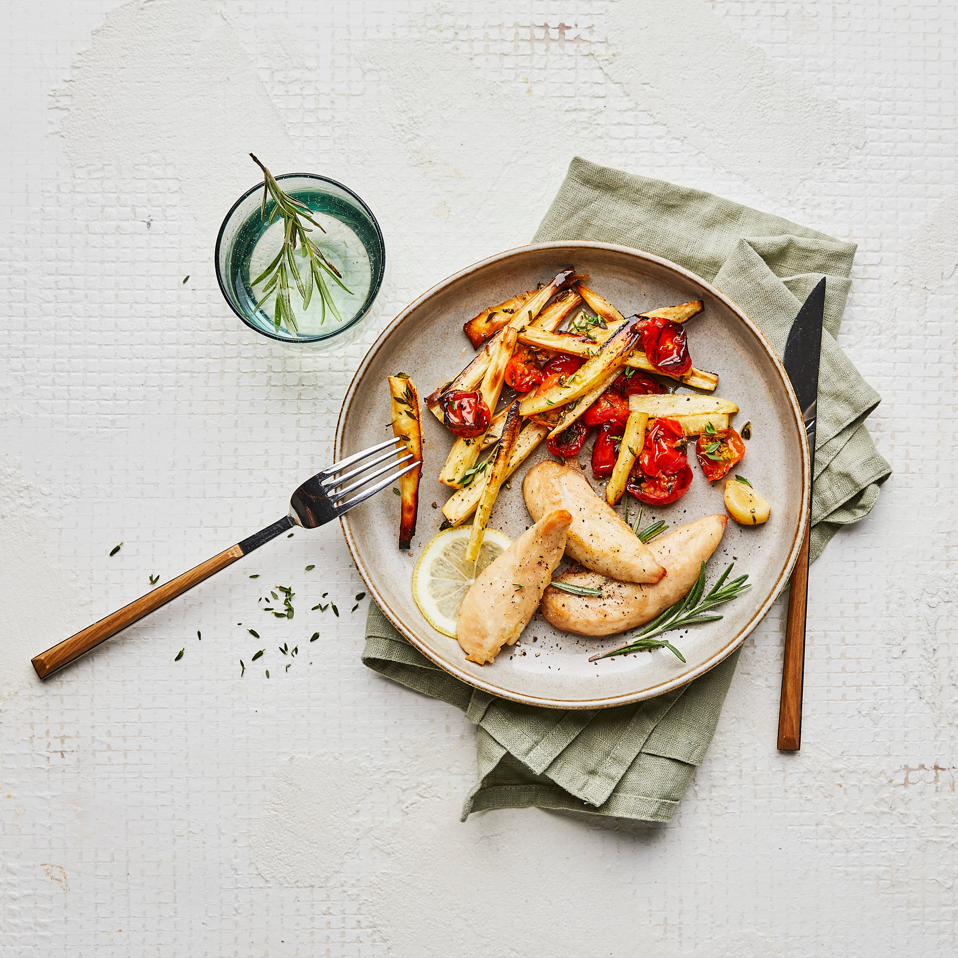 Serviervorschlag: Zitronen-Rosmarin-Hähnchen mit Ofen-Pastinaken