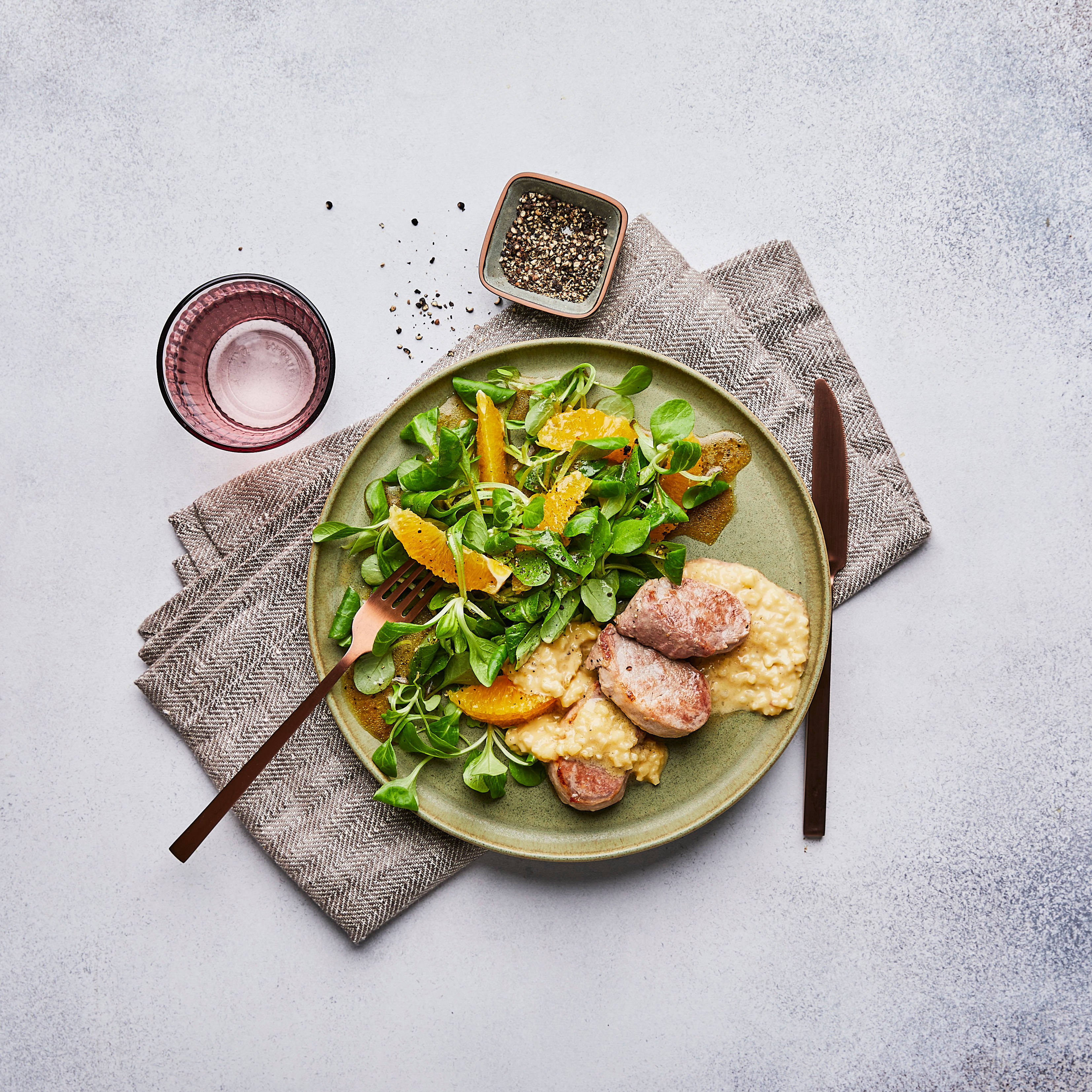 Schweinefilet mit Apfel-Senfsauce und Feldsalat
