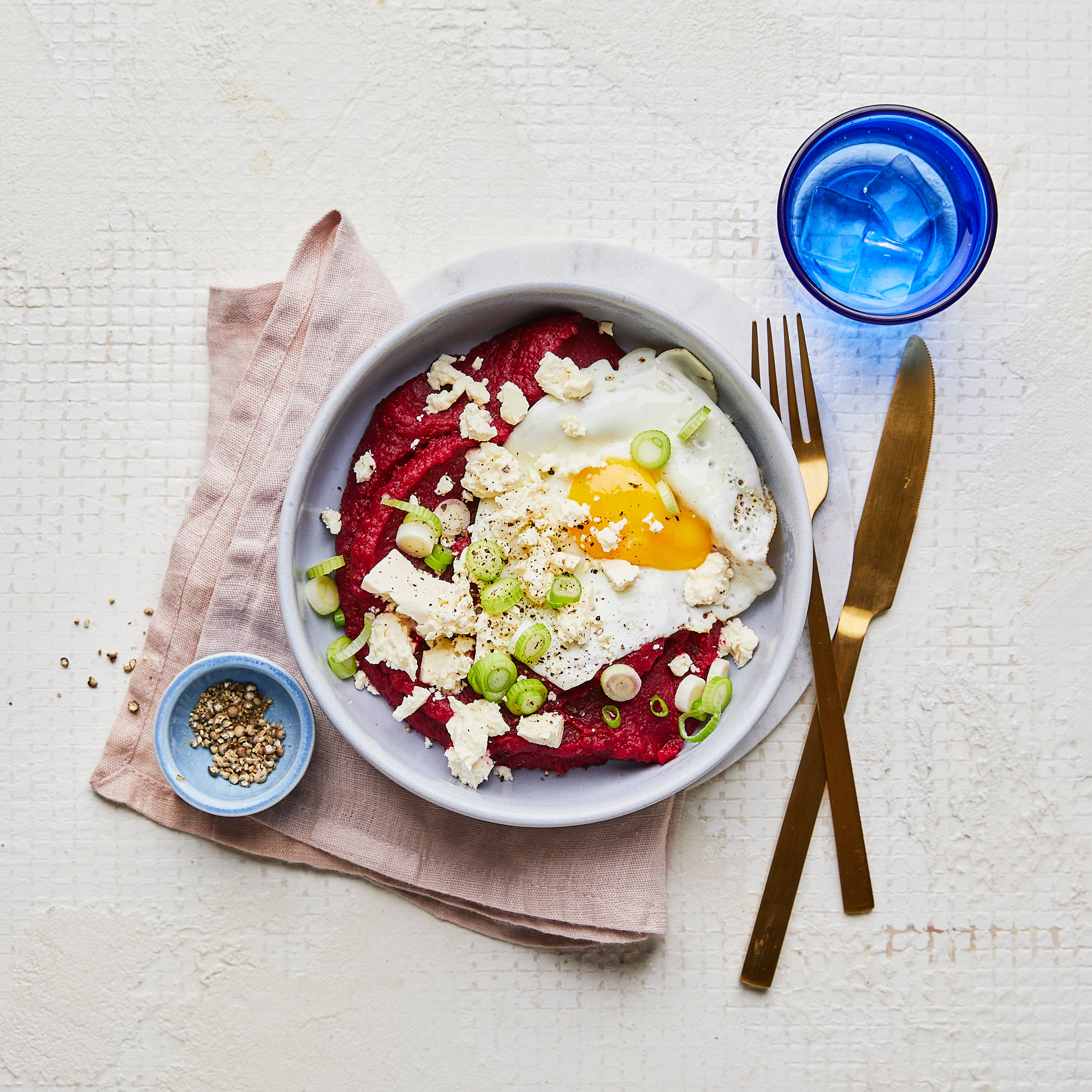 Serviervorschlag: Rote-Bete-Püree mit Spiegelei und Feta