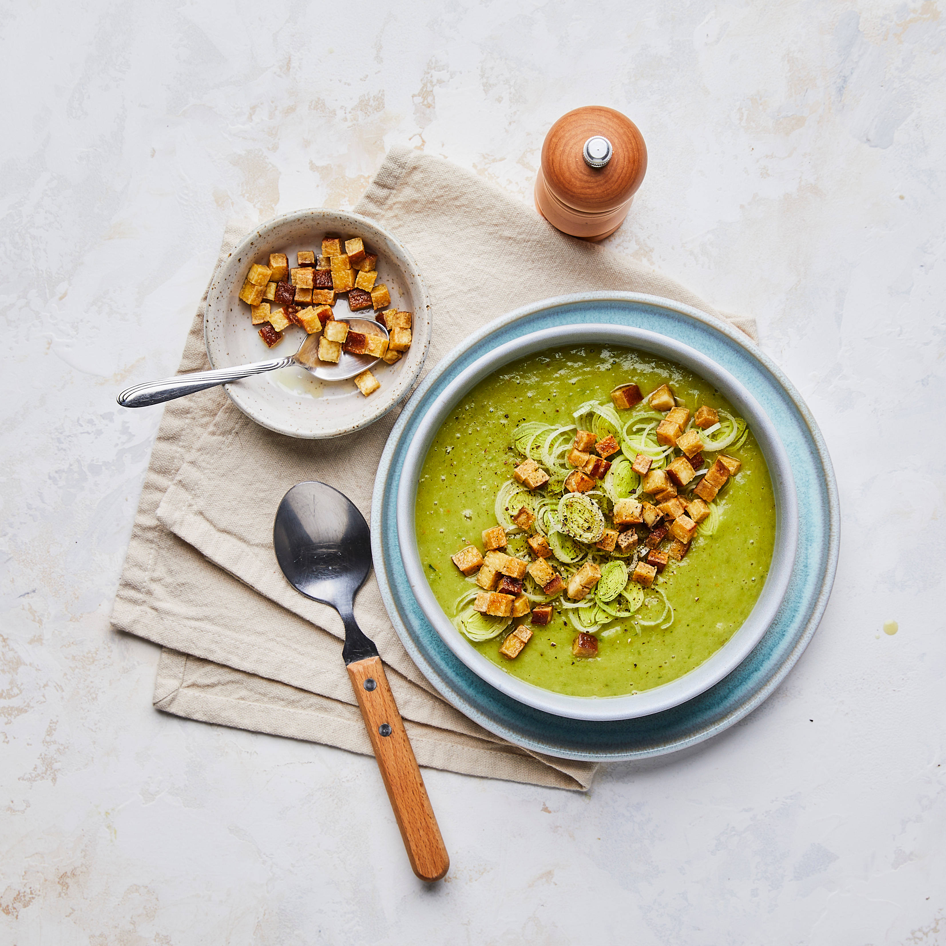 Serviervorschlag: Porree-Suppe mit Räuchertofu