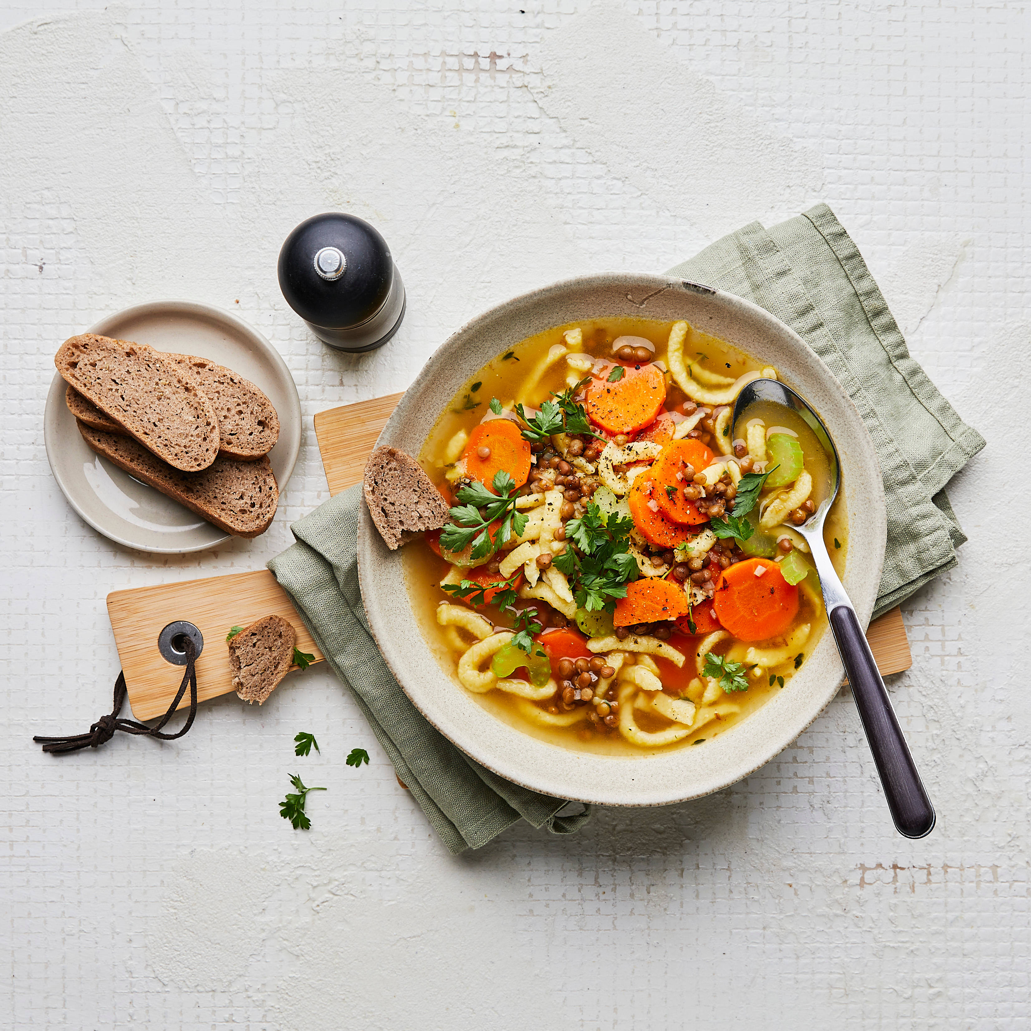 Serviervorschlag: Linsen-Spätzle-Eintopf mit Möhren und Sellerie