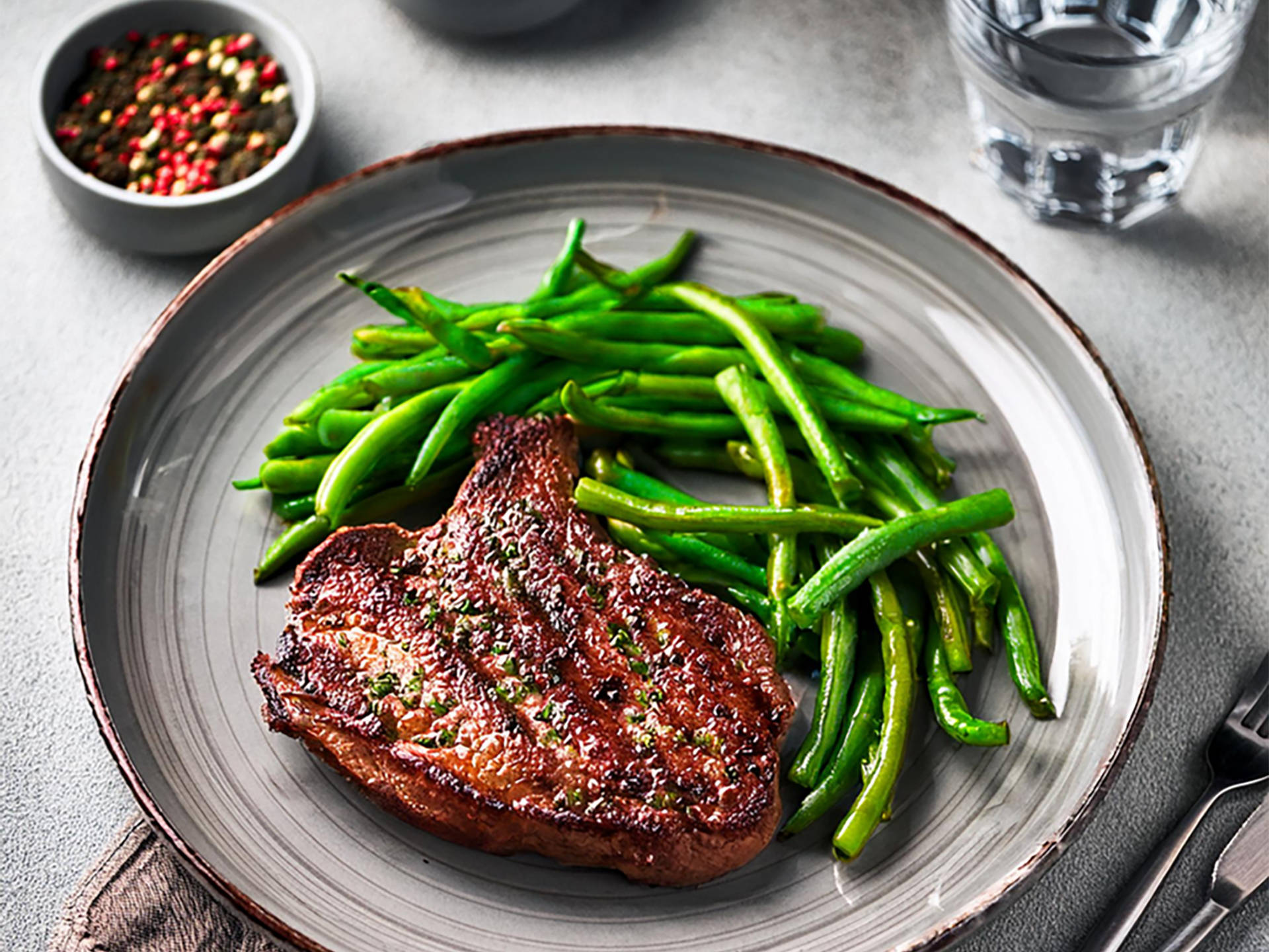 Serviervorschlag: Lammfilet mit gerösteten grünen Bohnen