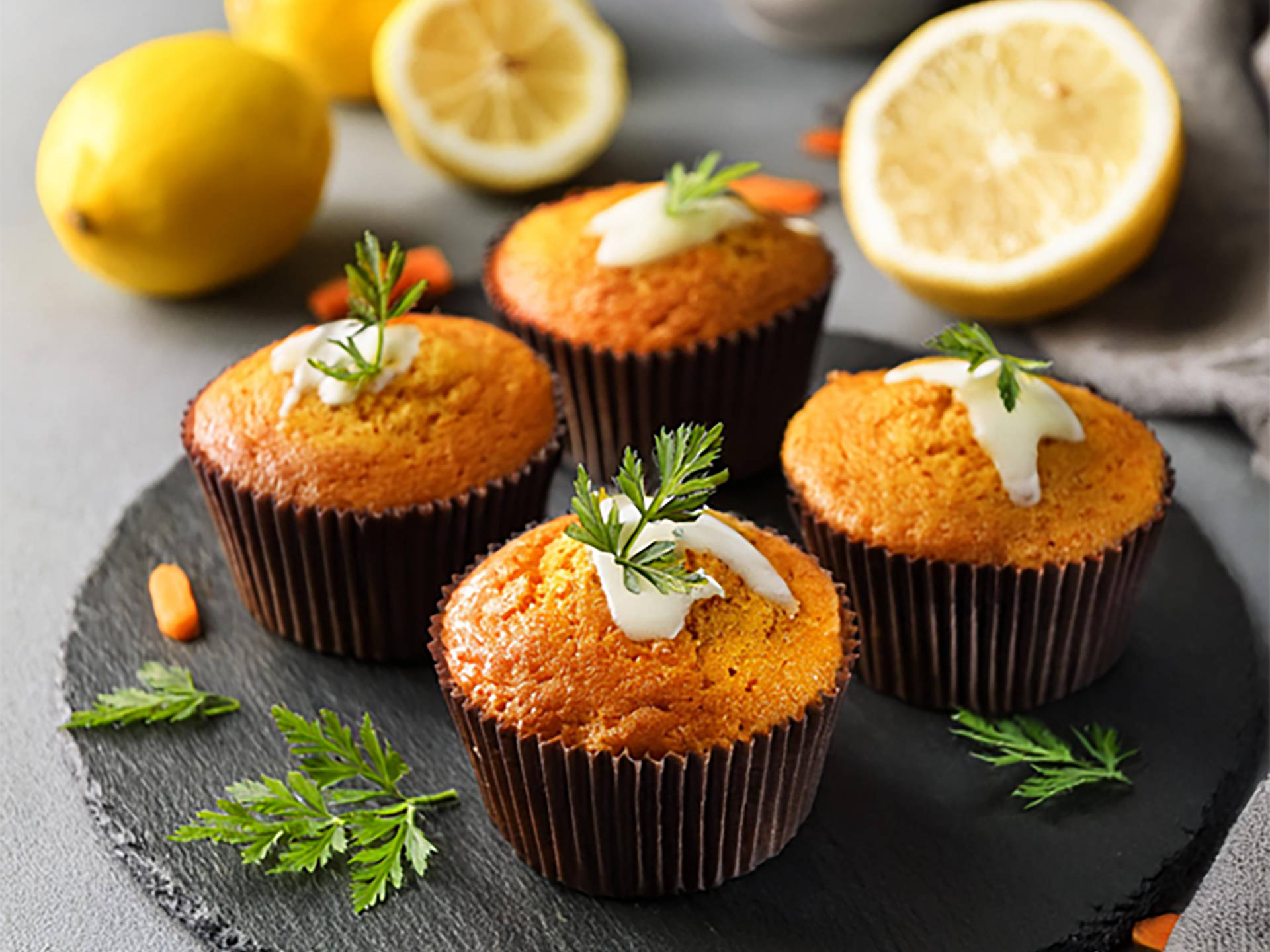 Serviervorschlag: Vegane Karottenkuchen-Muffins mit Zitronen-Glasur