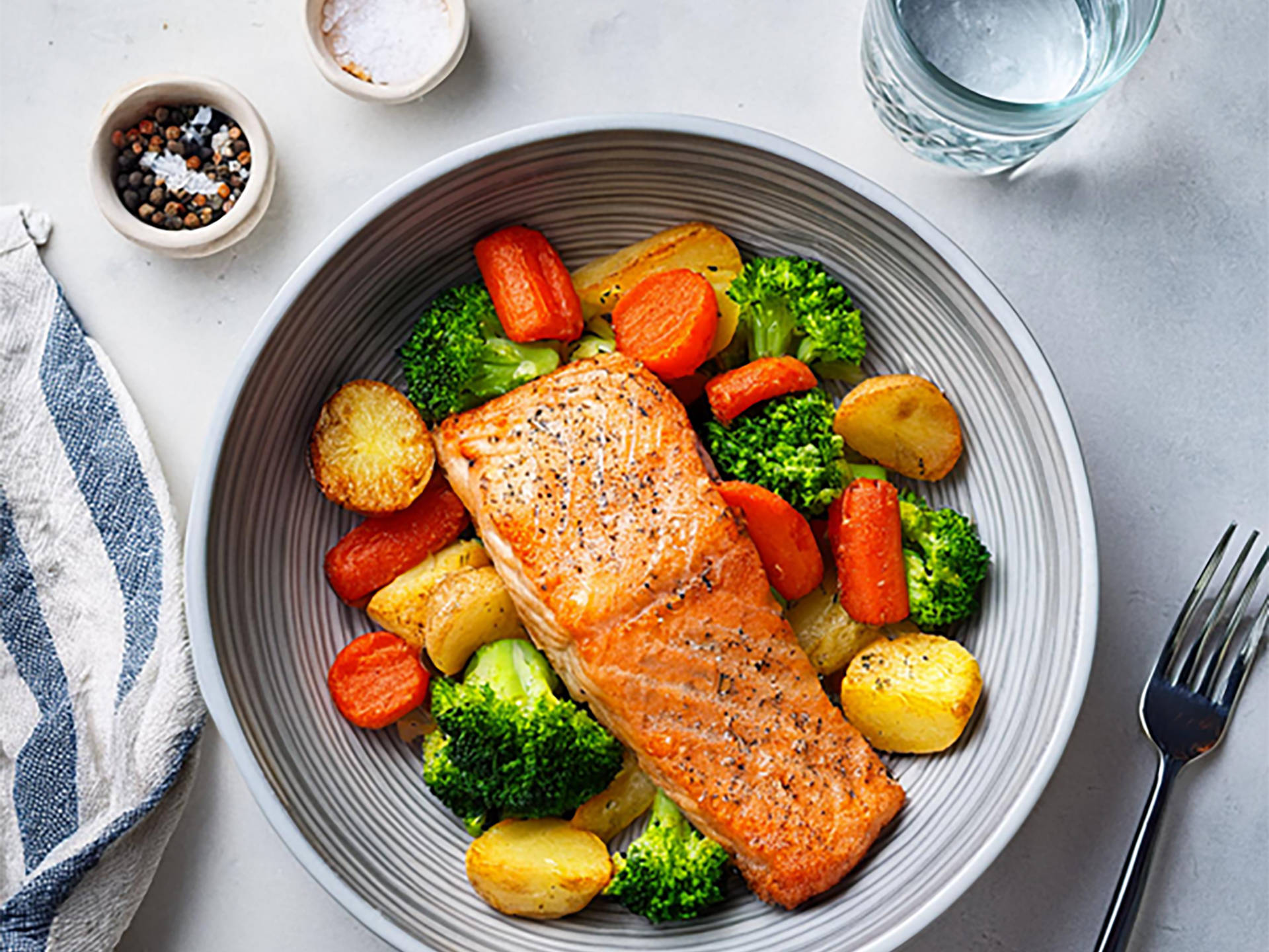 Lachsfilet mit buntem Gemüse aus der Heißluftfritteuse